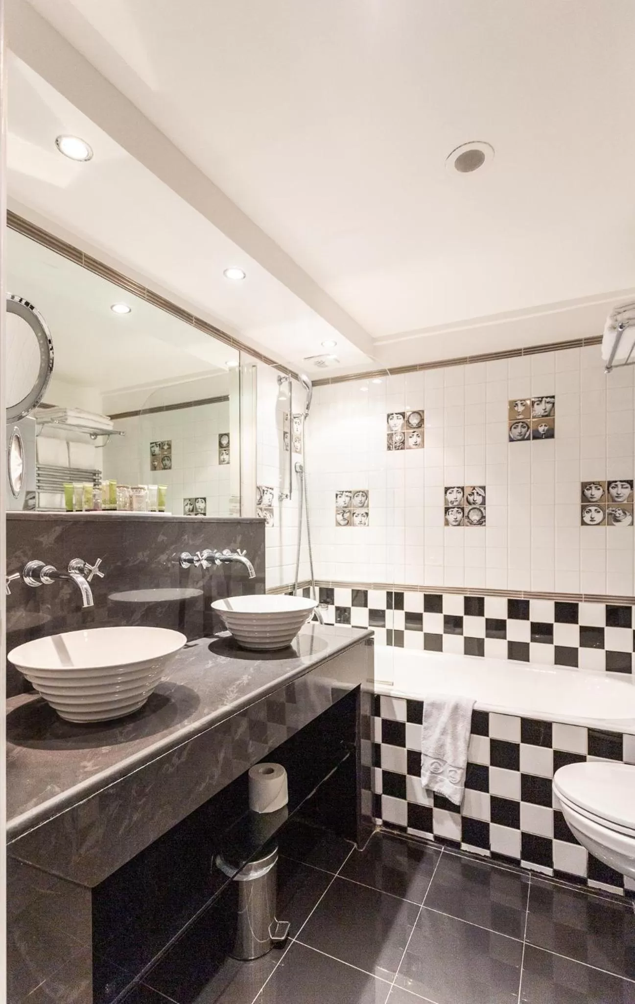 Bathroom in Villa Lutèce Port Royal