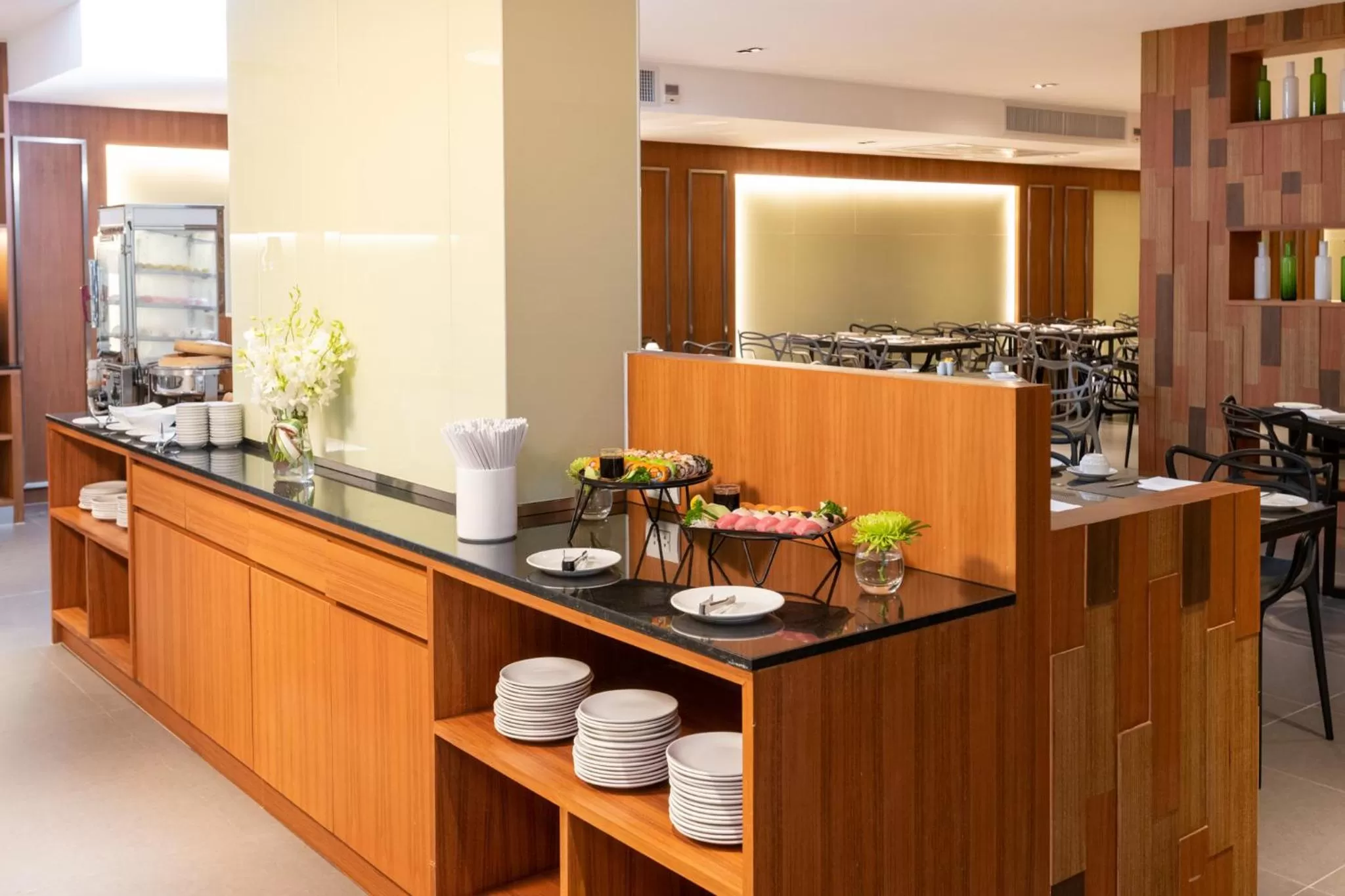 Restaurant/places to eat in S Ratchada Leisure Hotel