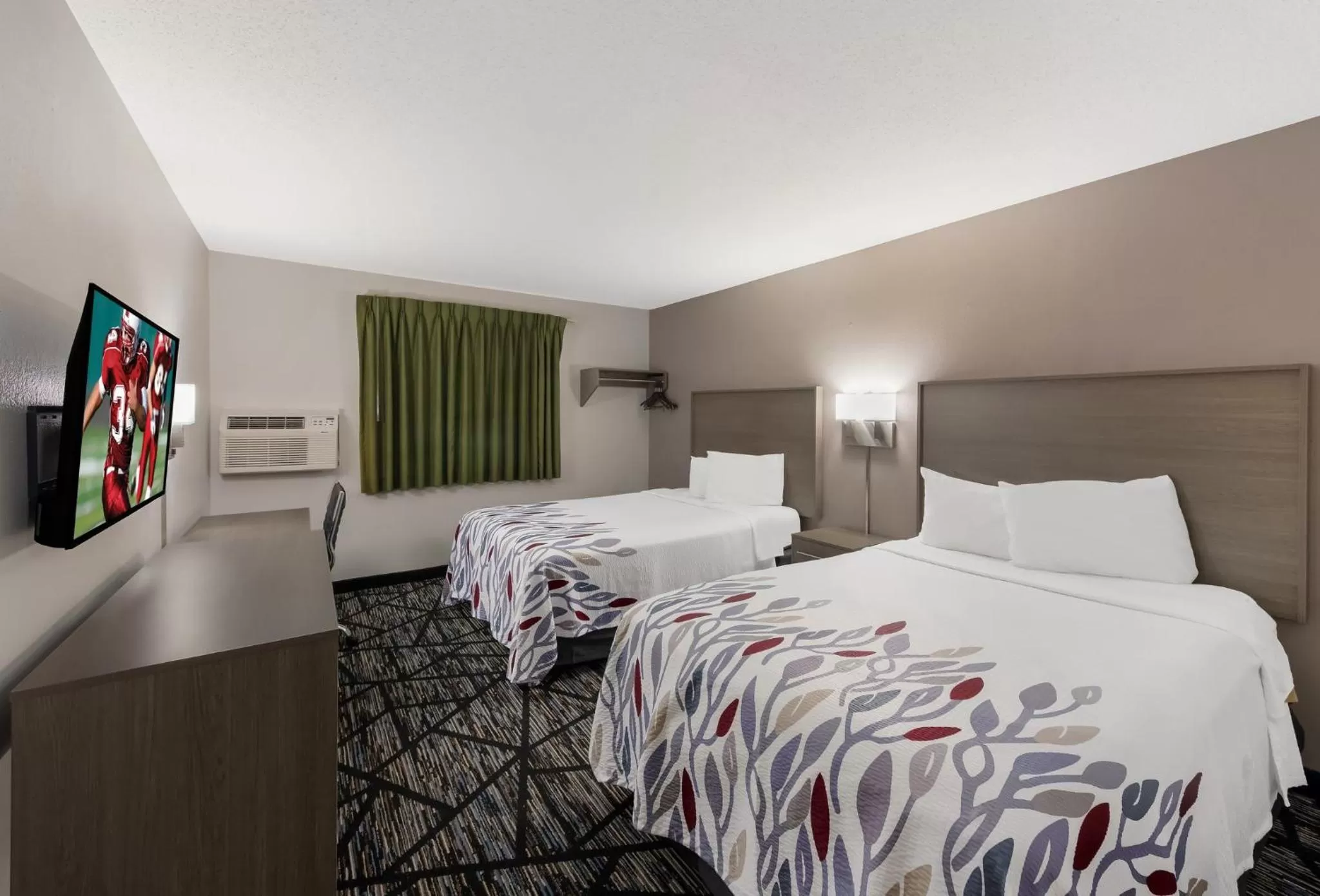 Bedroom, Bed in Red Roof Inn Mansfield