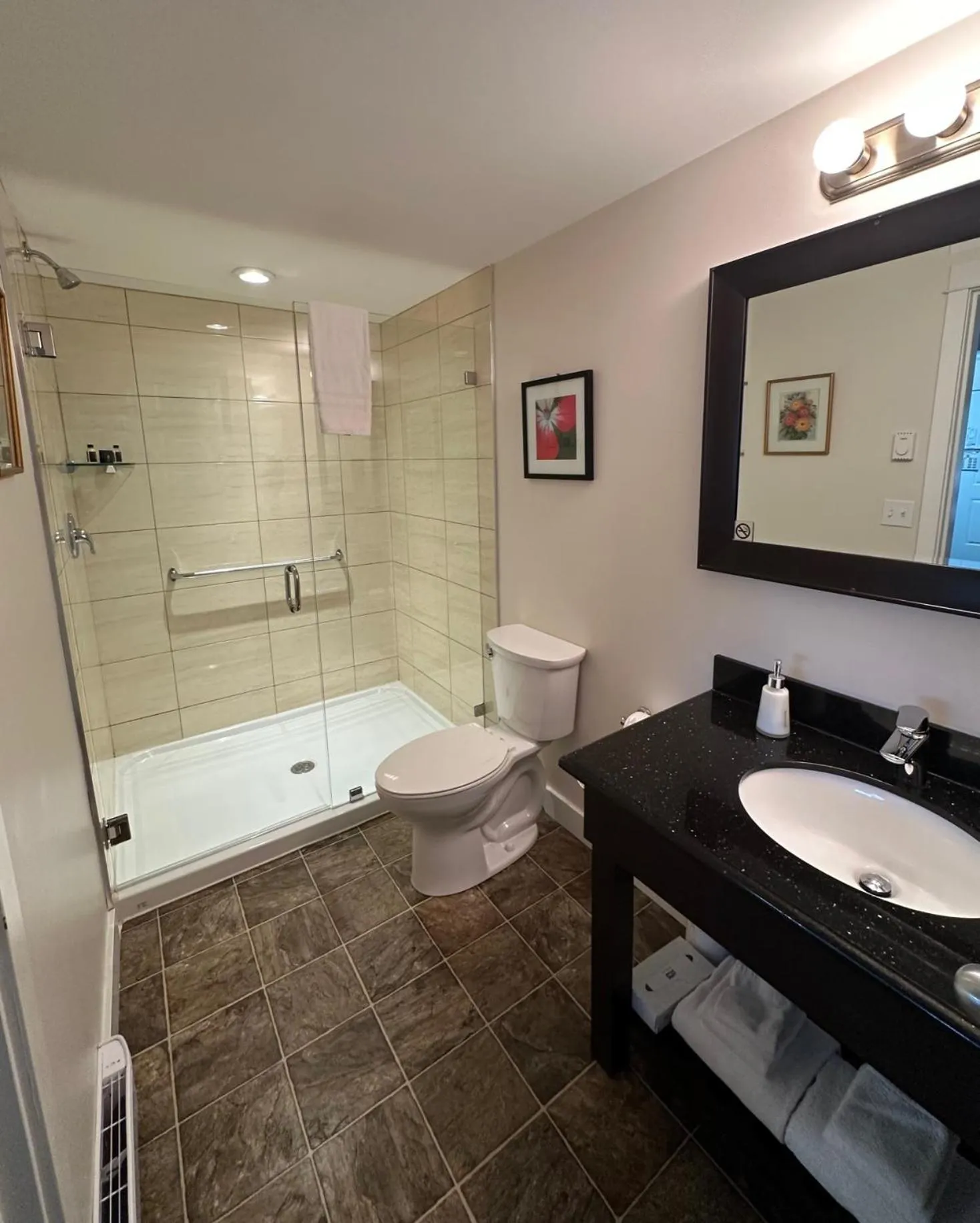 Shower in Bayshore Waterfront Inn