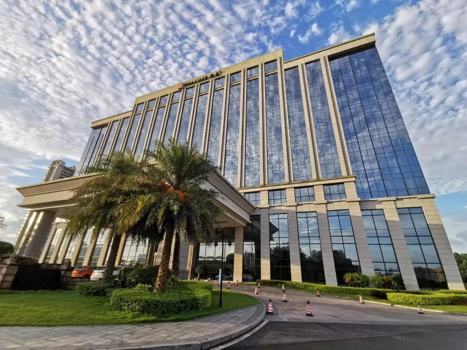 Property building in HUALUXE Yangjiang City Center