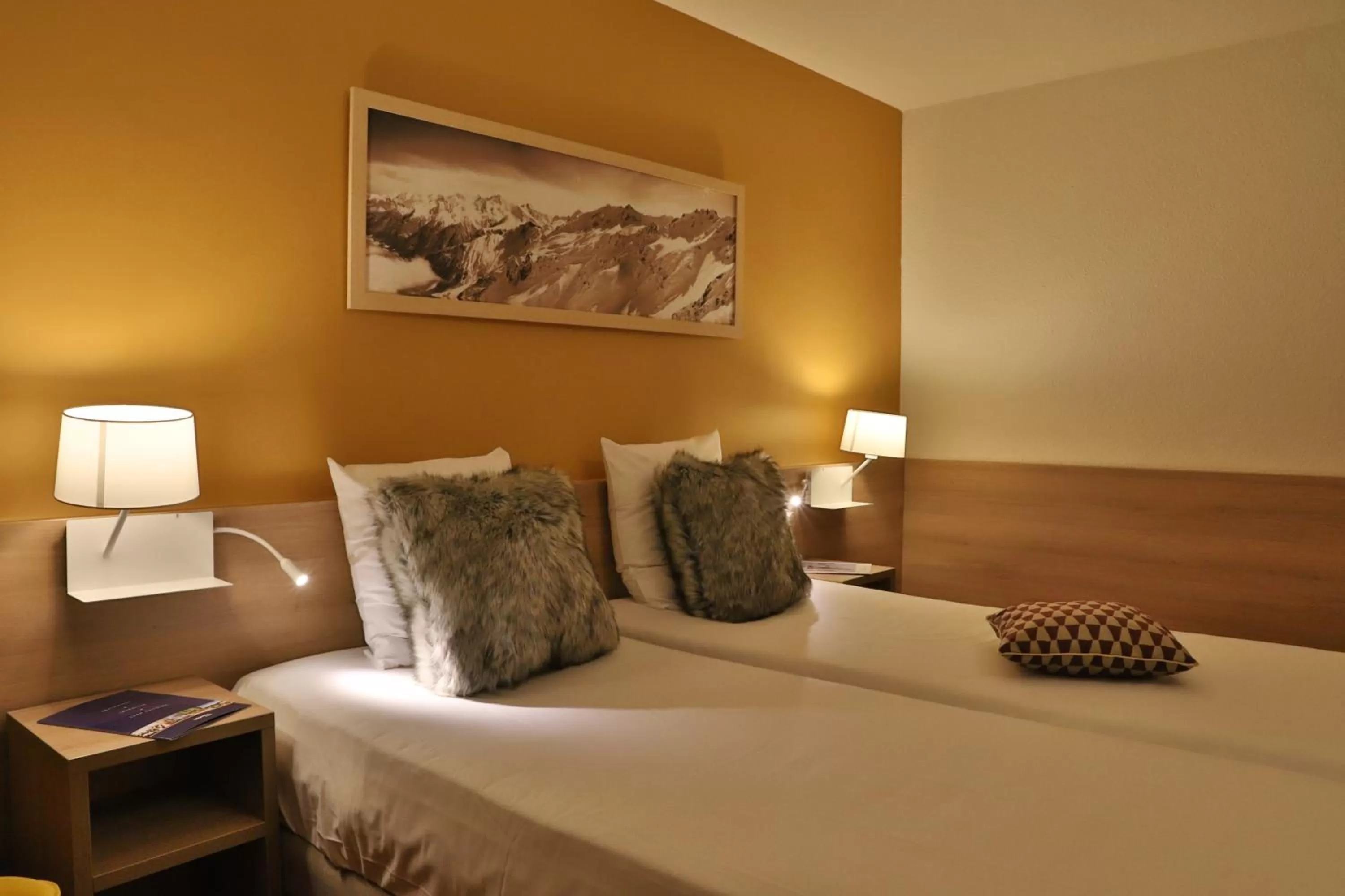 Bedroom, Bed in SOWELL HOTELS Mont Blanc et SPA