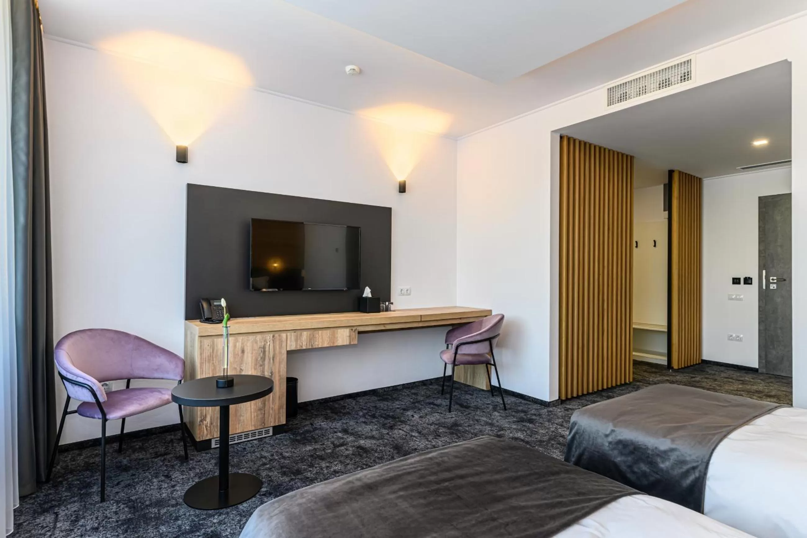 Communal lounge/ TV room, Bed in B THE HOTEL