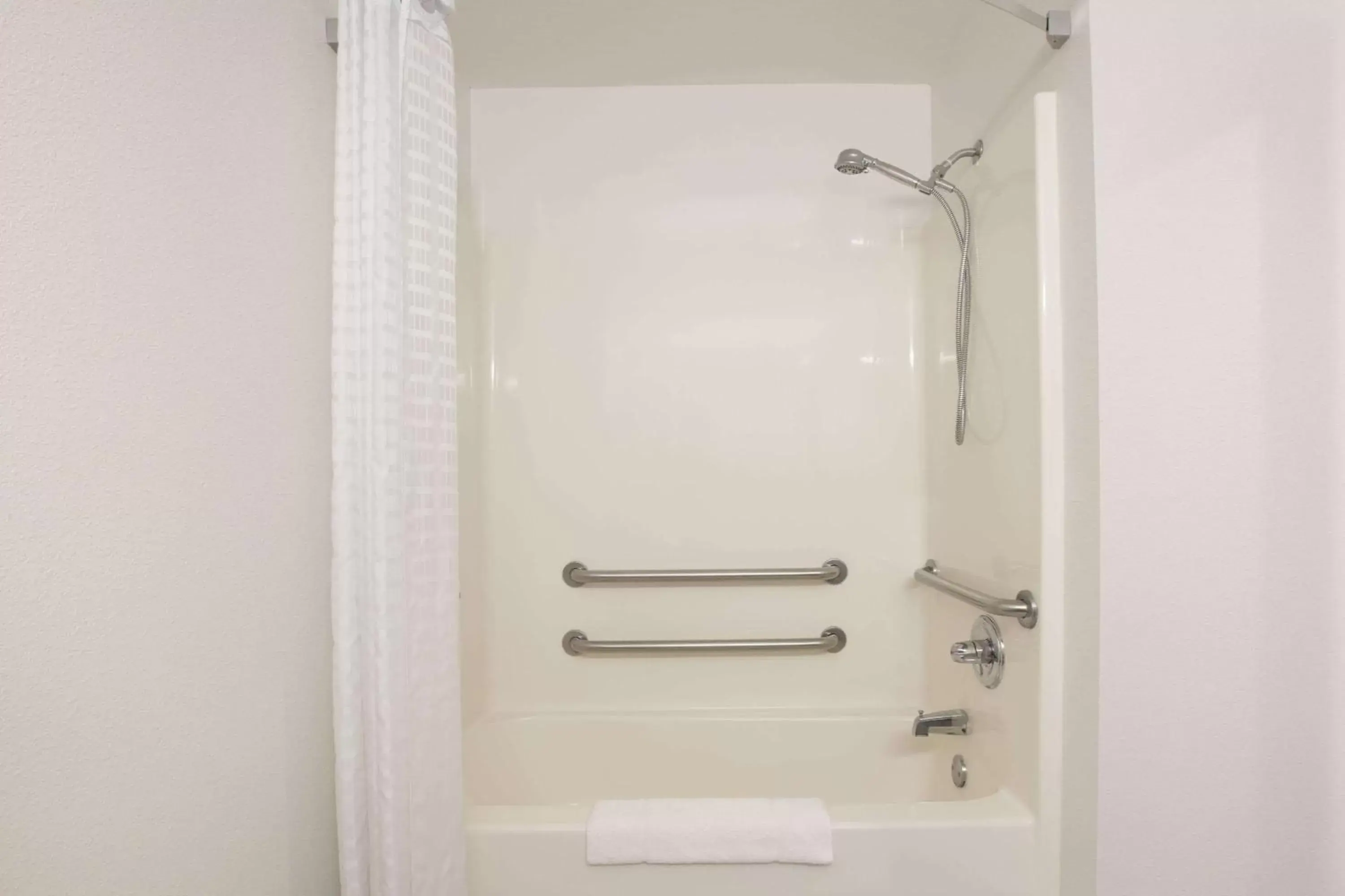 King Room - Disability Access - Non-Smoking in Howard Johnson by Wyndham Beckley King Room - Disability Access - Non-Smoking in Howard Johnson by Wyndham Beckley