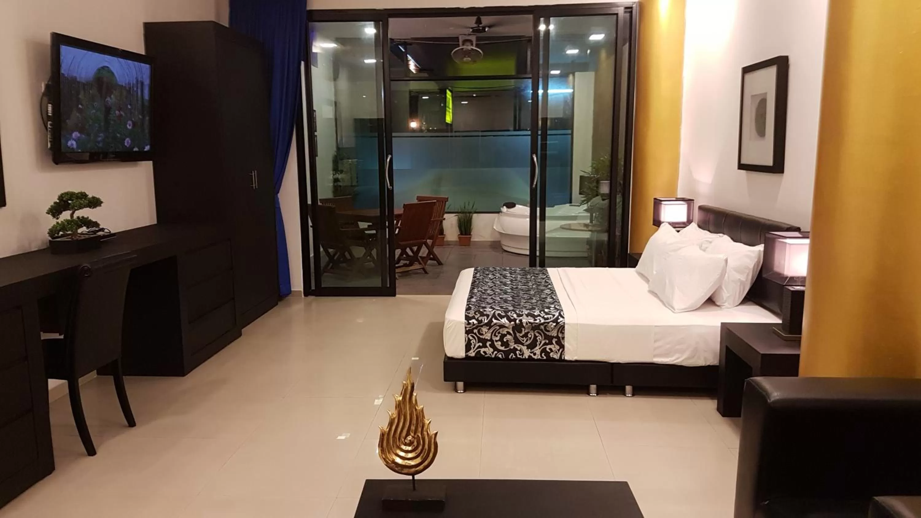 Photo of the whole room in East Suites