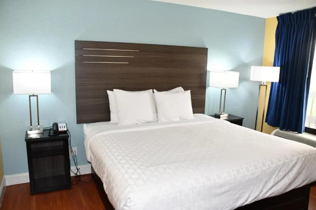 Bed in Baymont by Wyndham Macon I-75