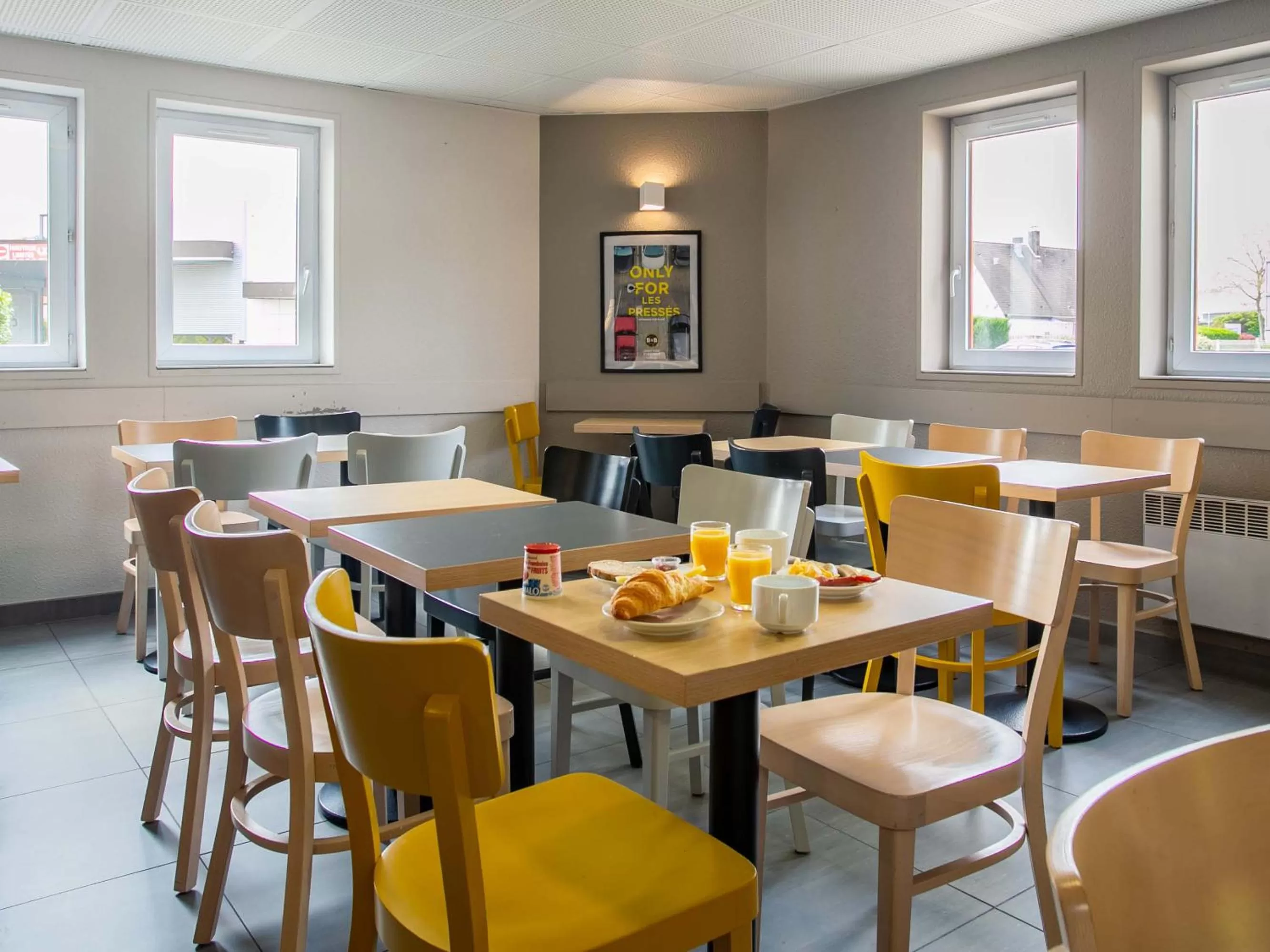 Breakfast in B&B HOTEL Strasbourg Nord Artisans