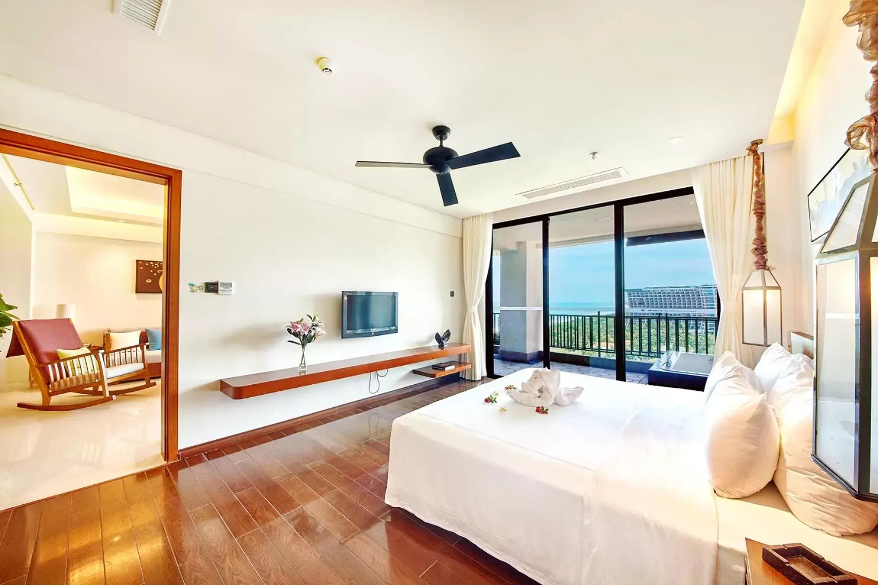 Deluxe Suite with Sea View ( One Bed Room with Living Room) in Ocean Sonic Resort Sanya Deluxe Suite with Sea View ( One Bed Room with Living Room) in Ocean Sonic Resort Sanya