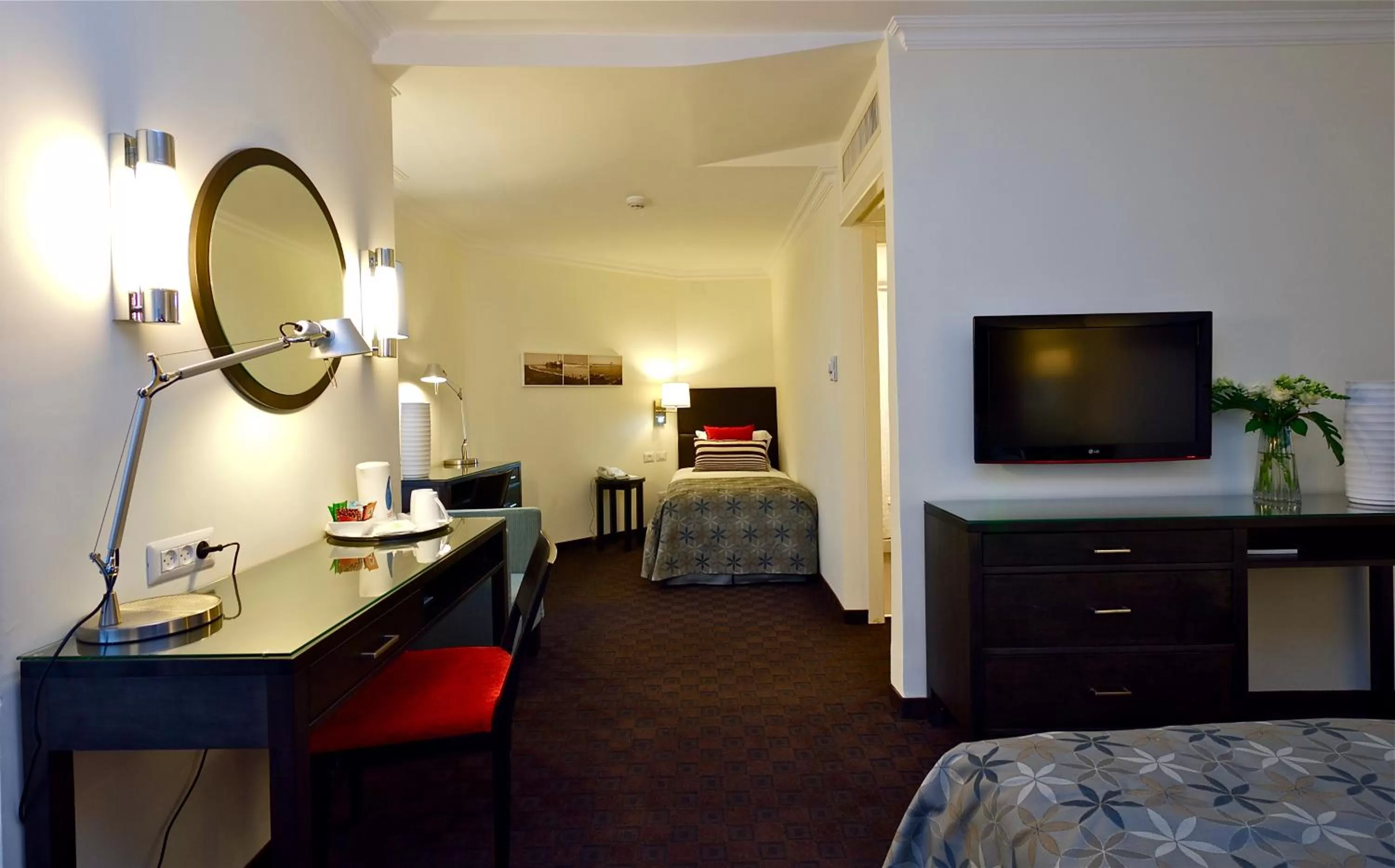 Photo of the whole room, Bed in Metropolitan Hotel