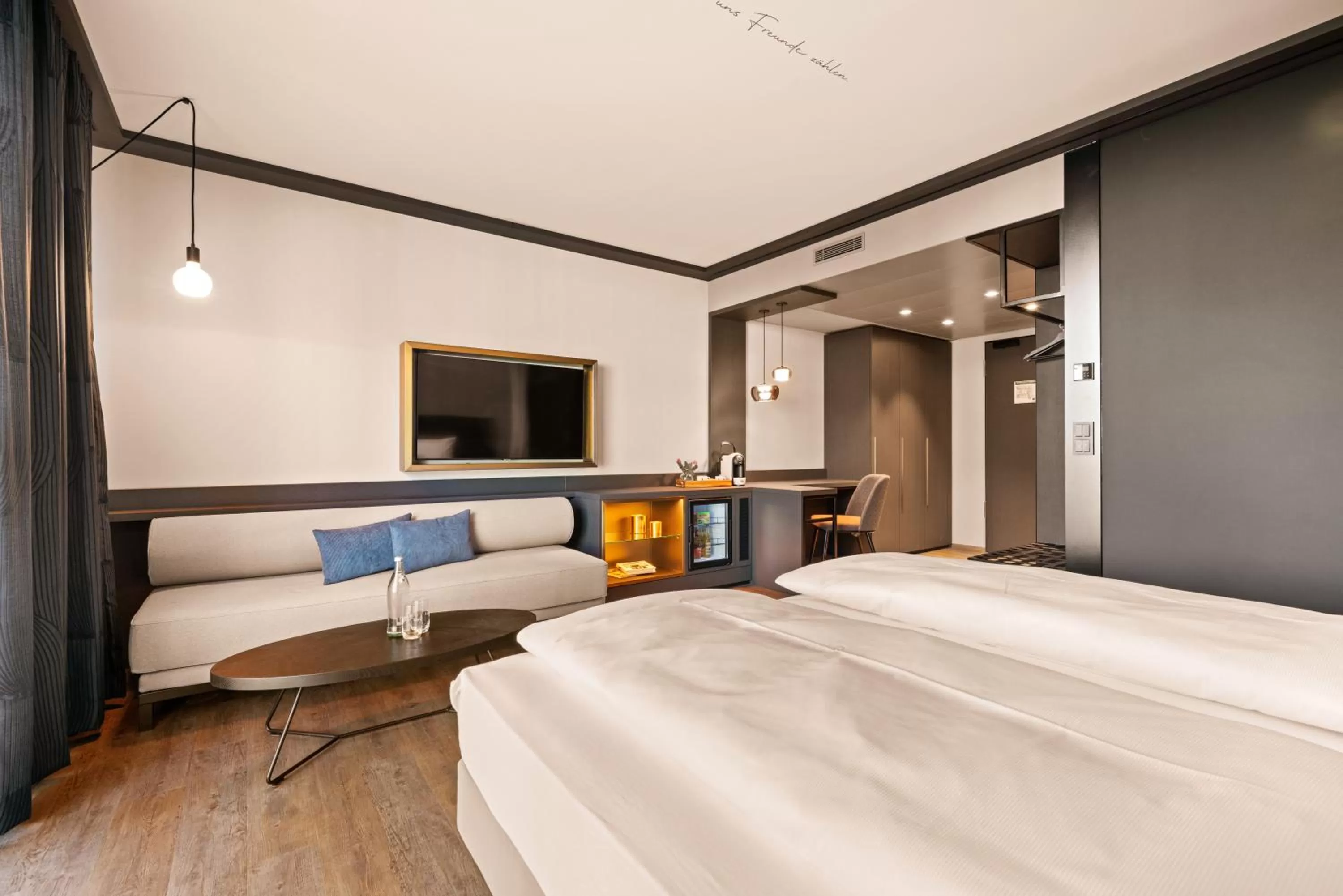 Photo of the whole room, Bed in Lukullum