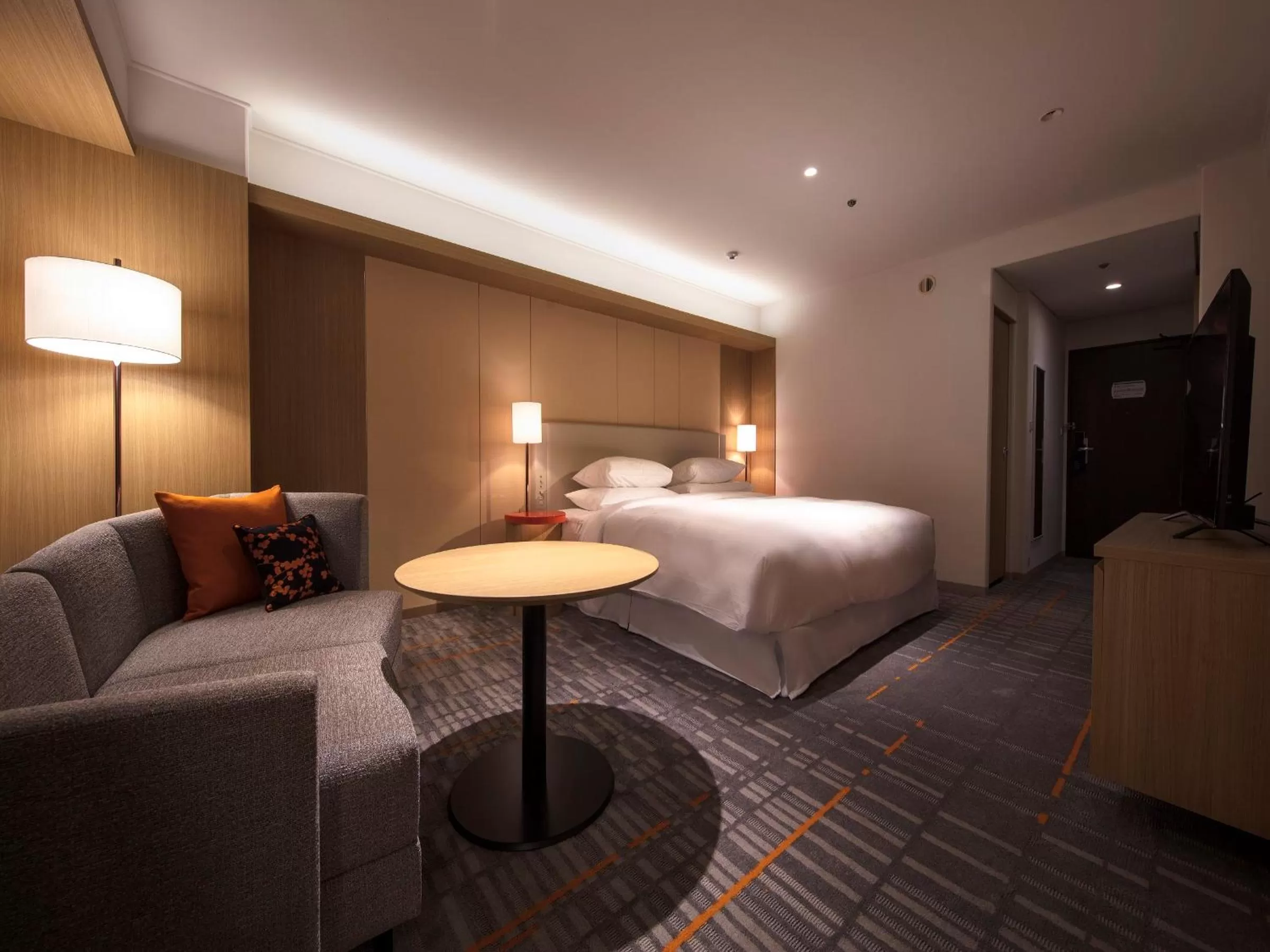 Photo of the whole room, Bed in Sheraton Miyako Hotel Osaka