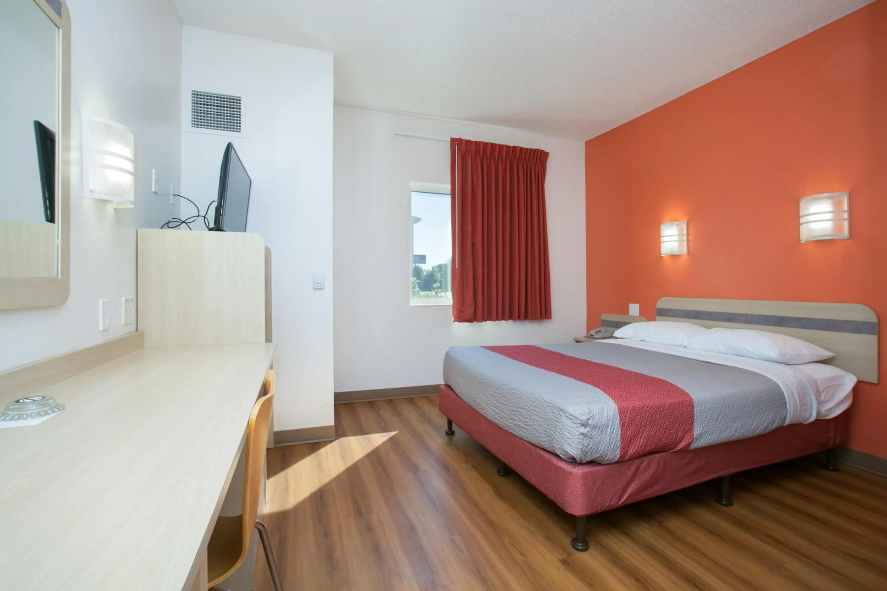 Bedroom, Bed in Motel 6-Brooklyn Center, MN - Minneapolis