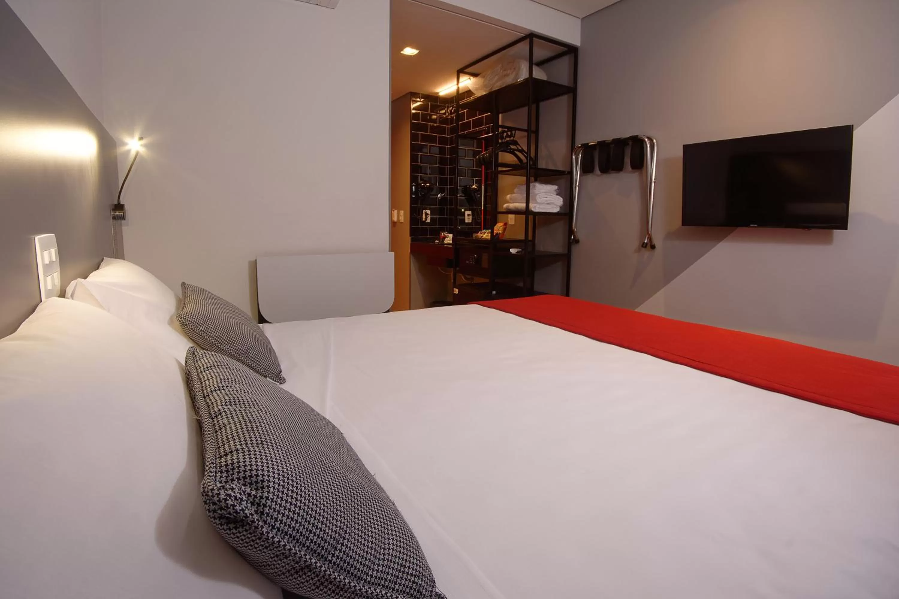 Bed in Golden Tower Express Berrini by Fênix Hotéis