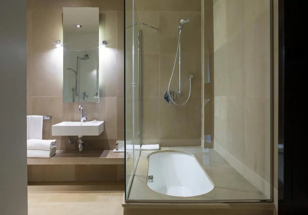 Bathroom in EME Catedral Mercer Hotel