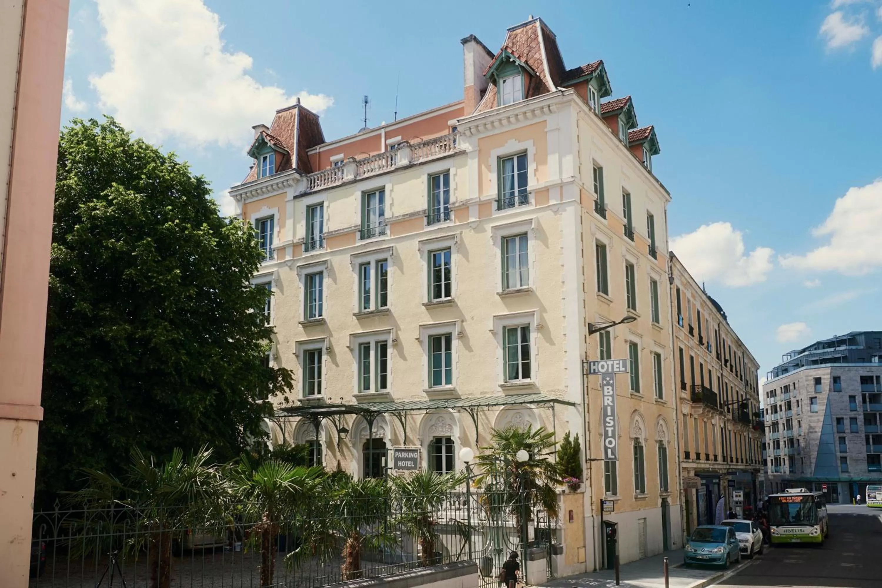Property building in Hôtel Bristol Pau