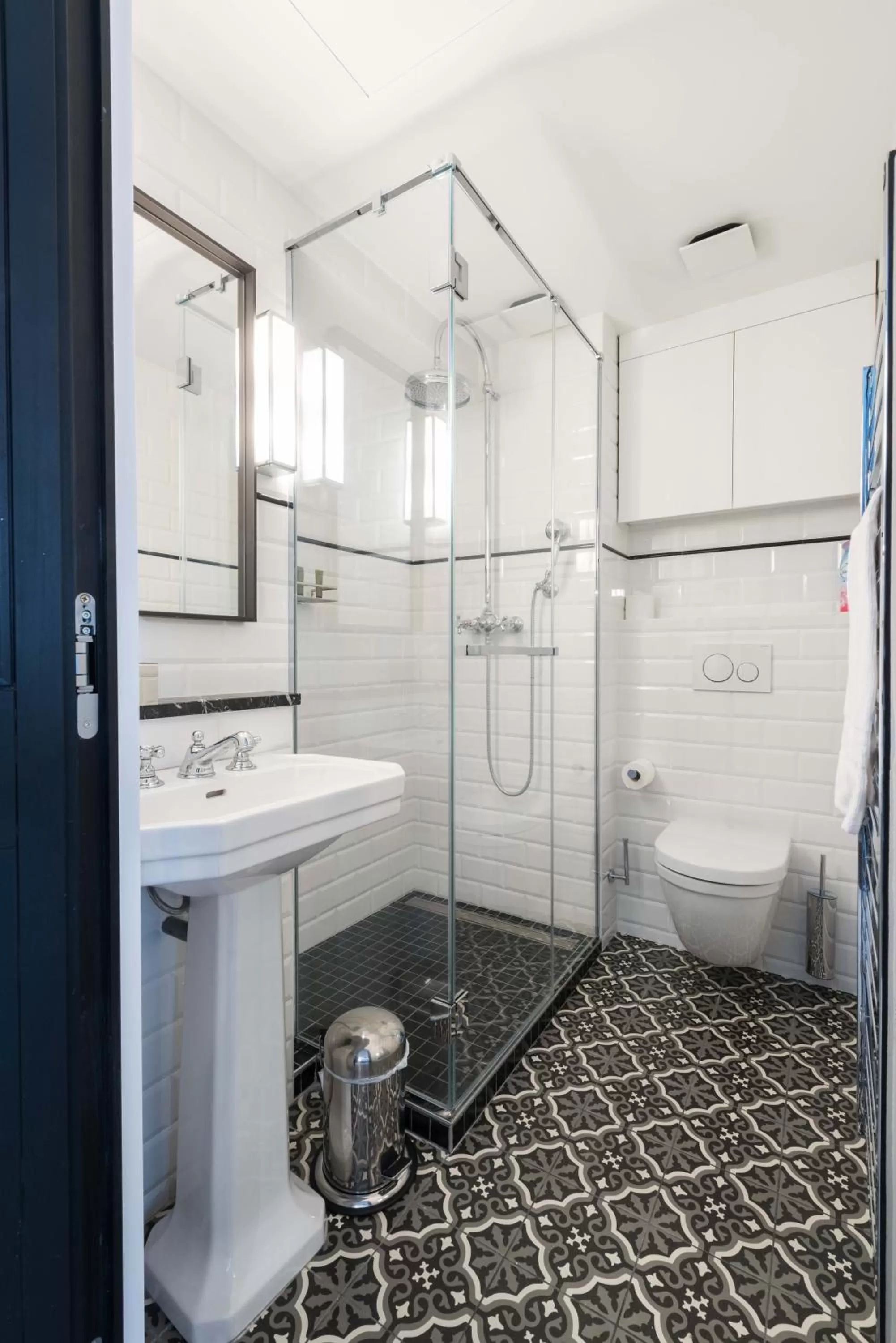 Shower in Résidence du Louvre