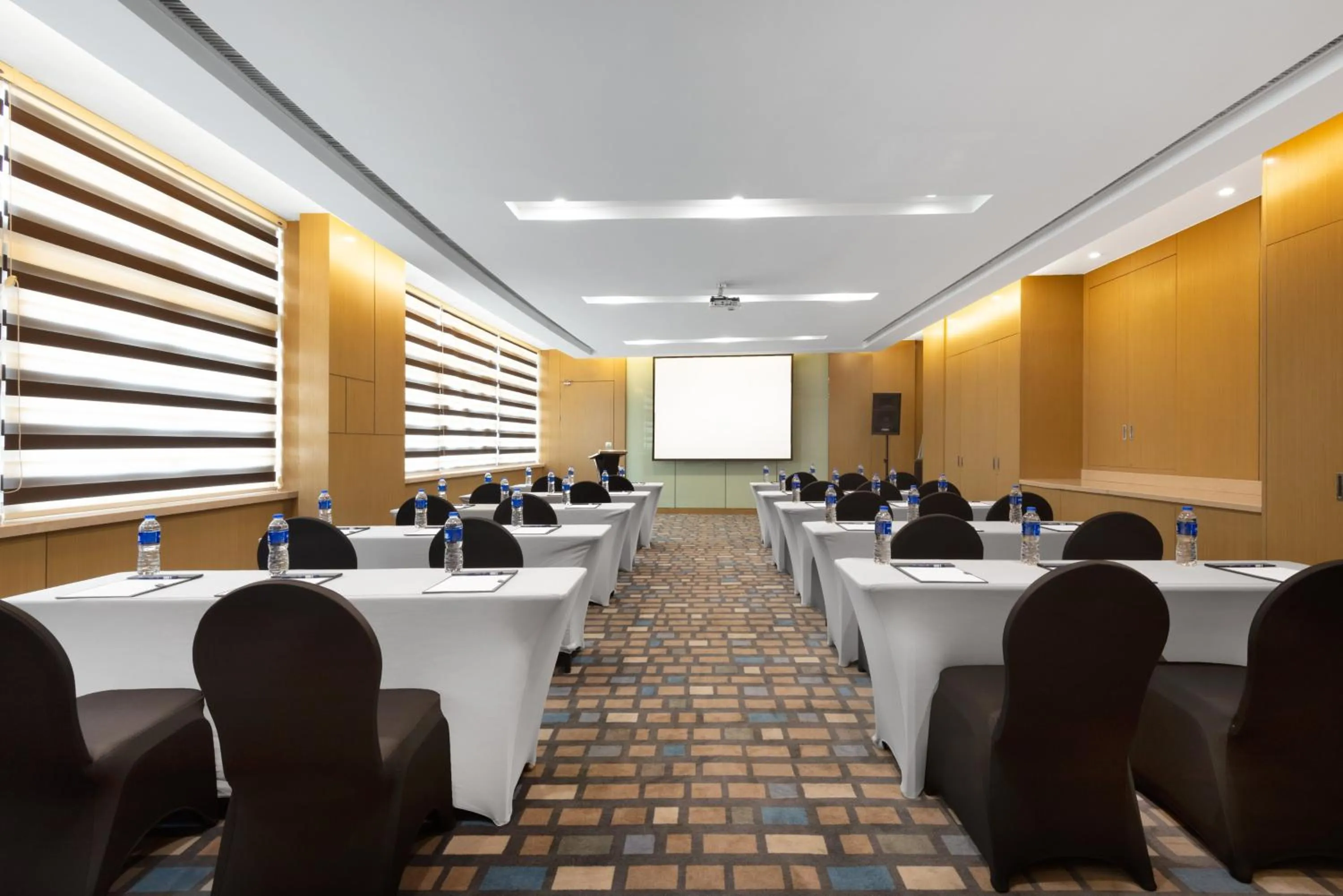 Meeting/conference room in Holiday Inn Express Nantong Downtown by IHG