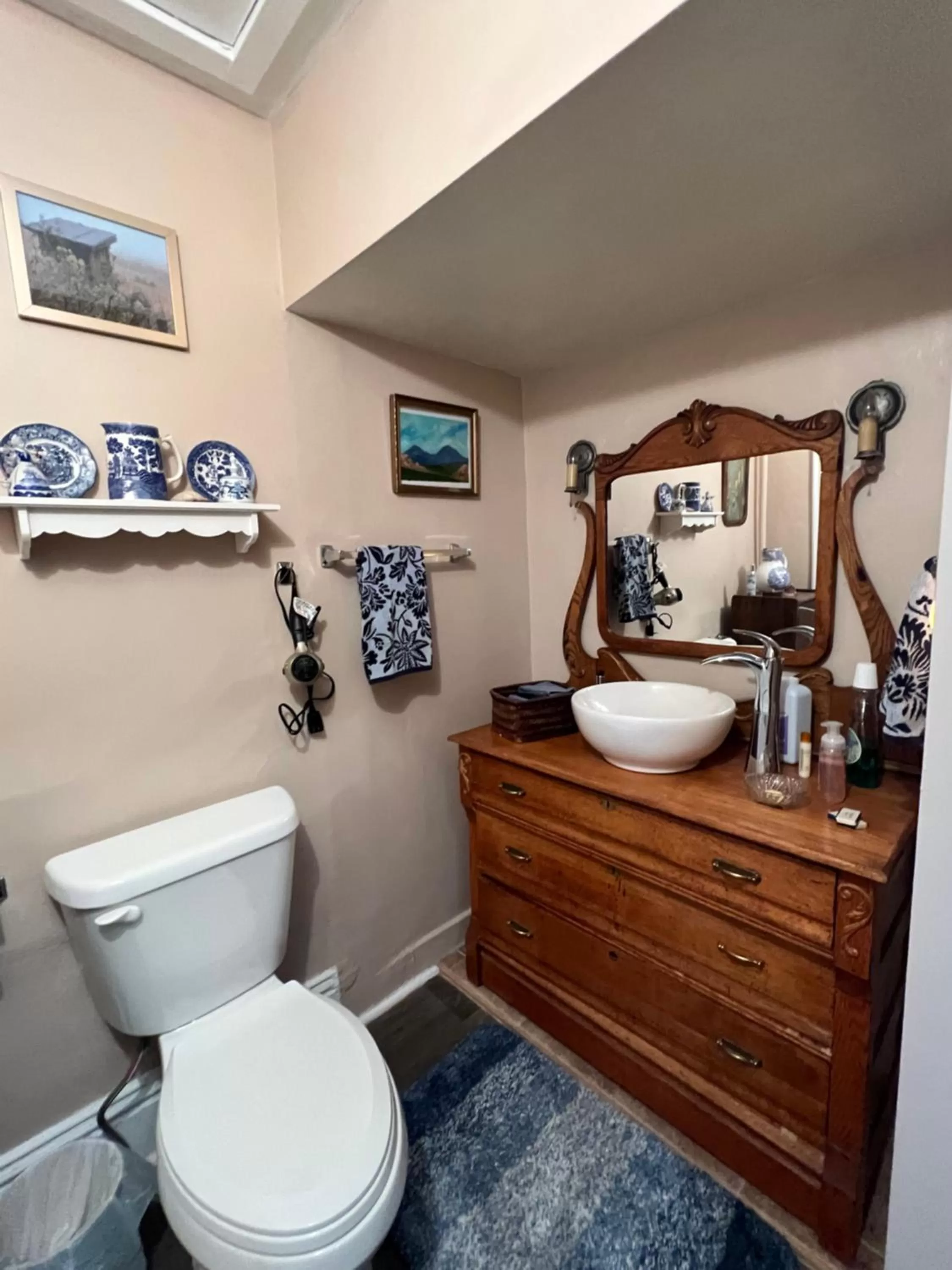 Bathroom in Heart's Desire Inn