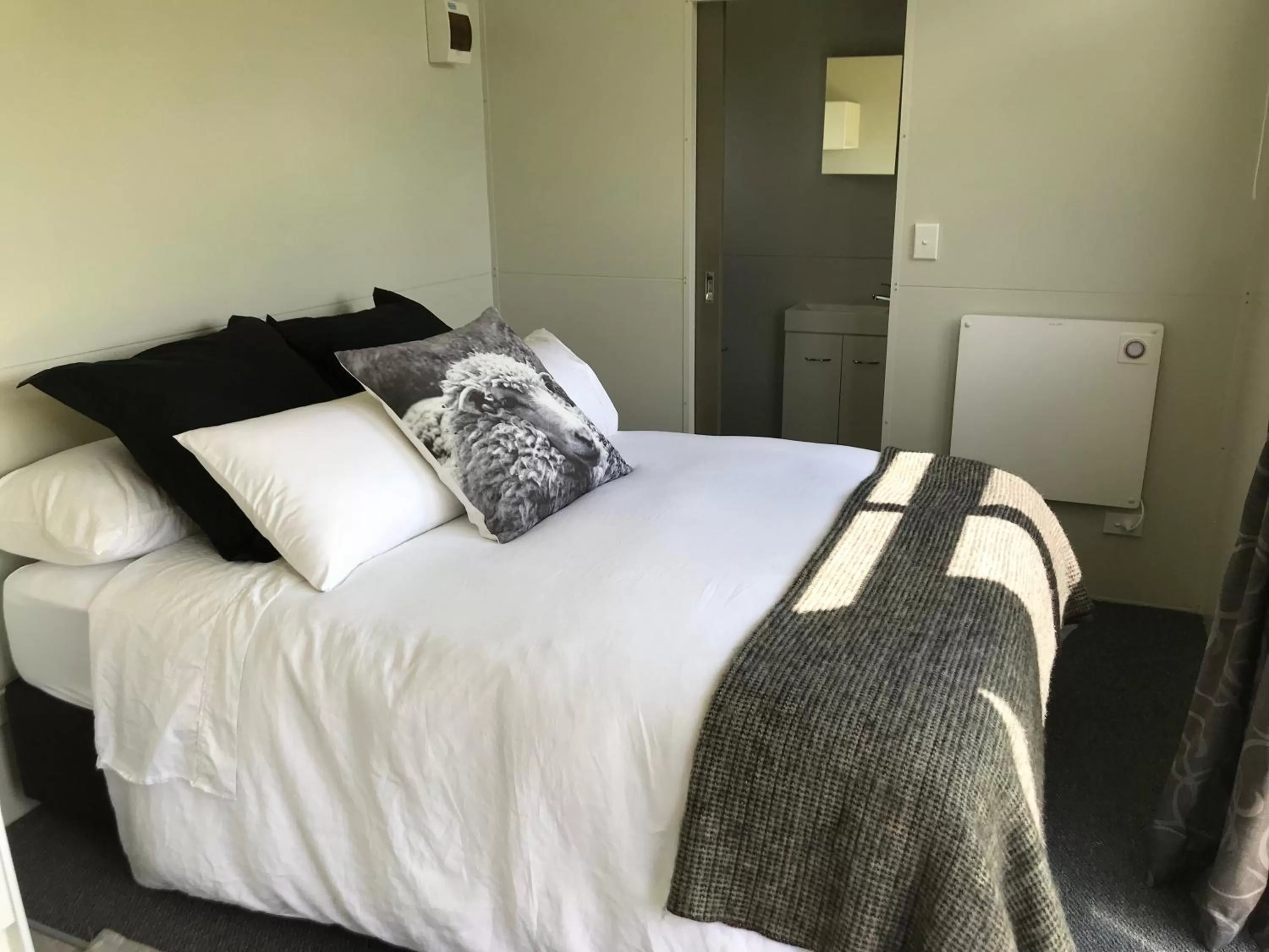 Bedroom, Bed in 40 Winks