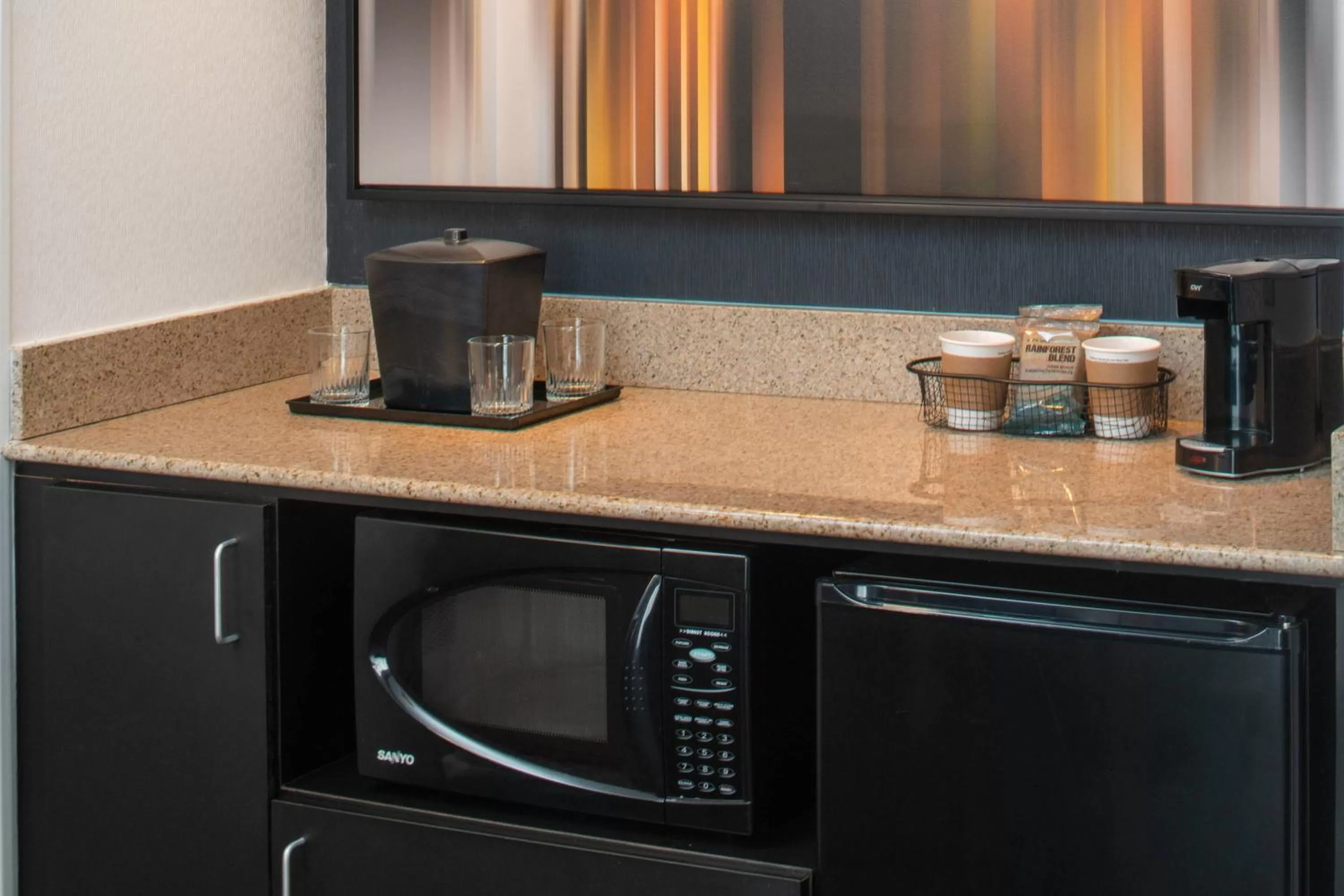 Kitchen or kitchenette in Courtyard by Marriott Dulles Airport Herndon/Reston