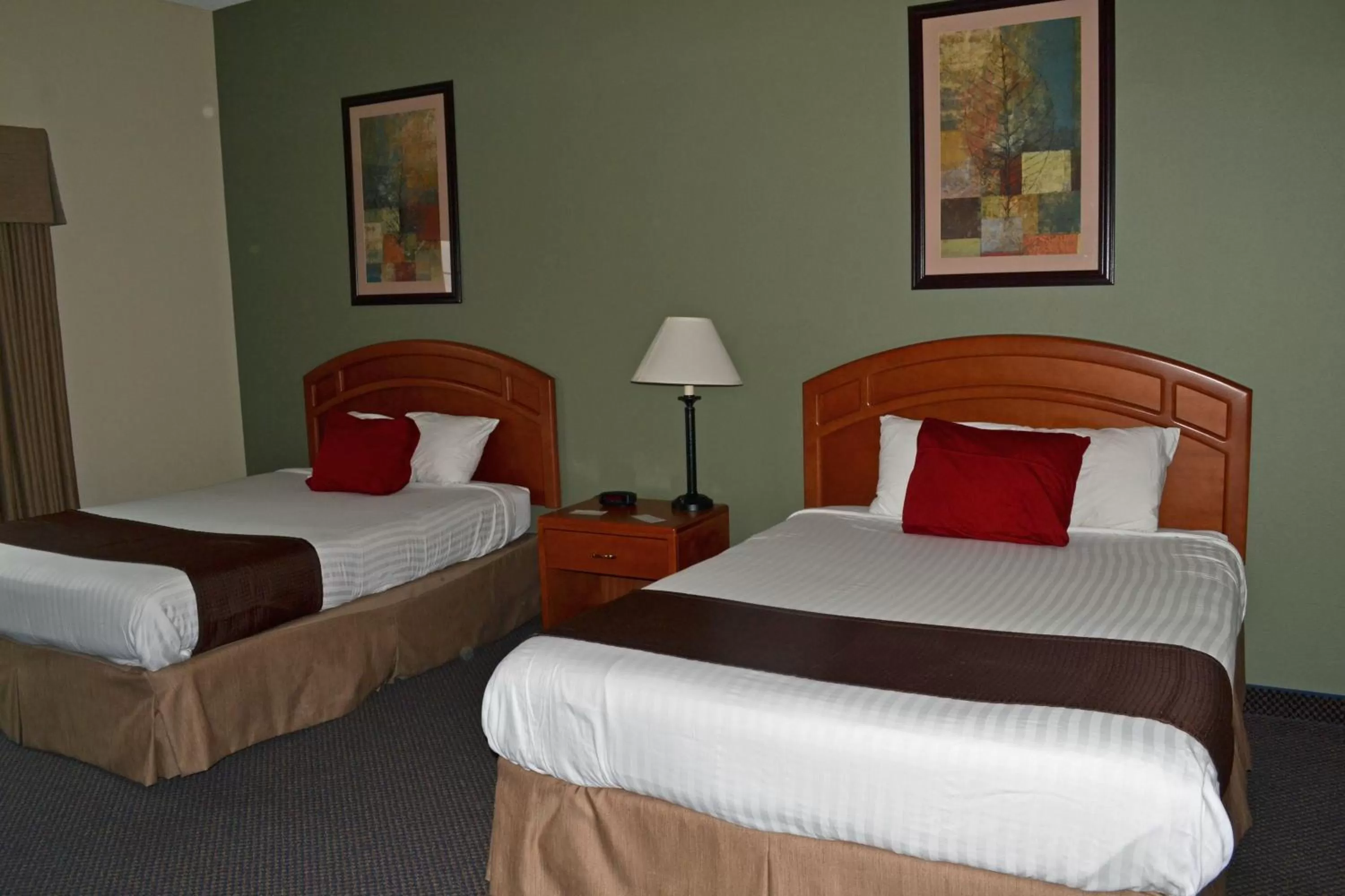Bedroom, Bed in Paola Inn and Suites