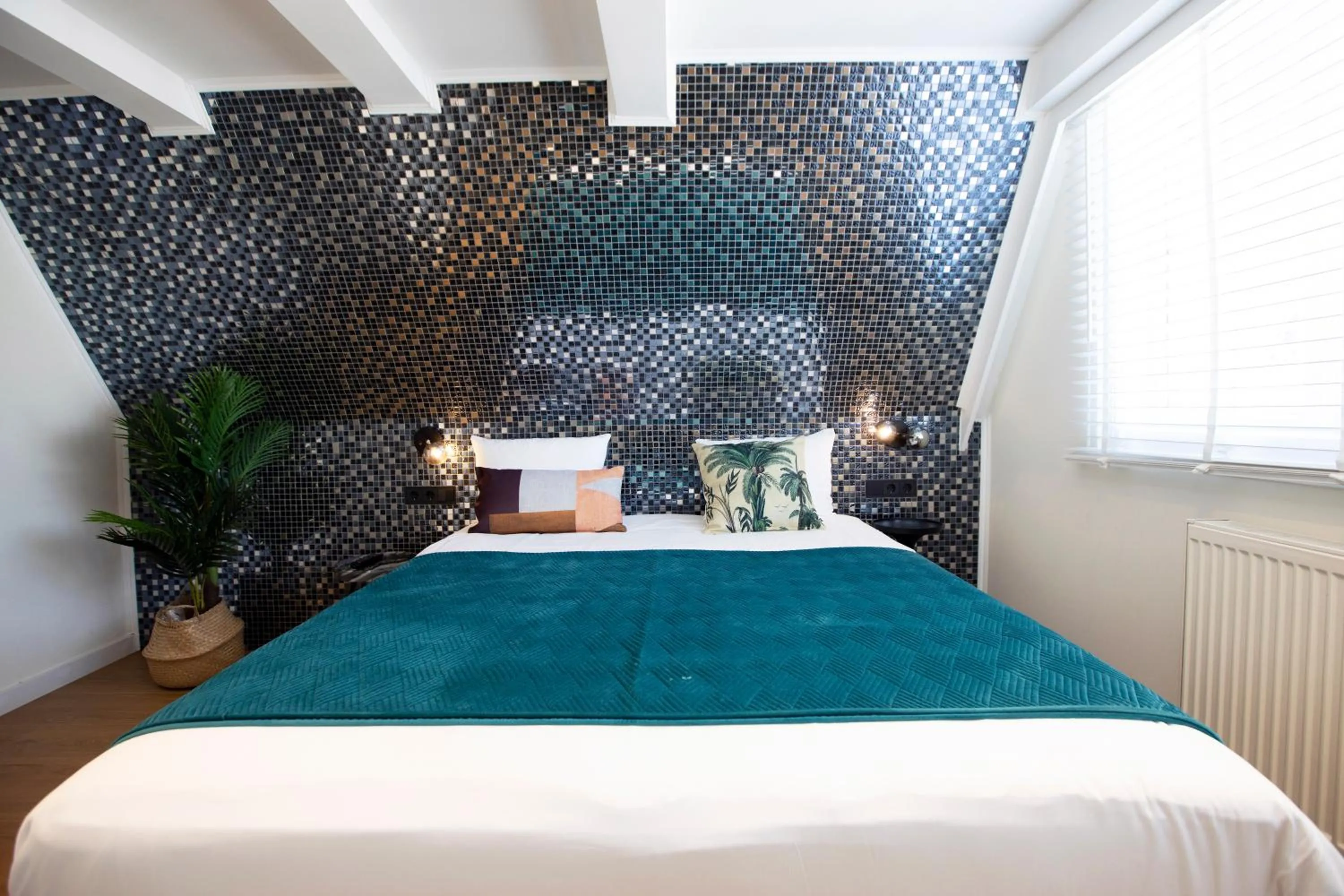 Bed in Quentin Golden Bear Hotel