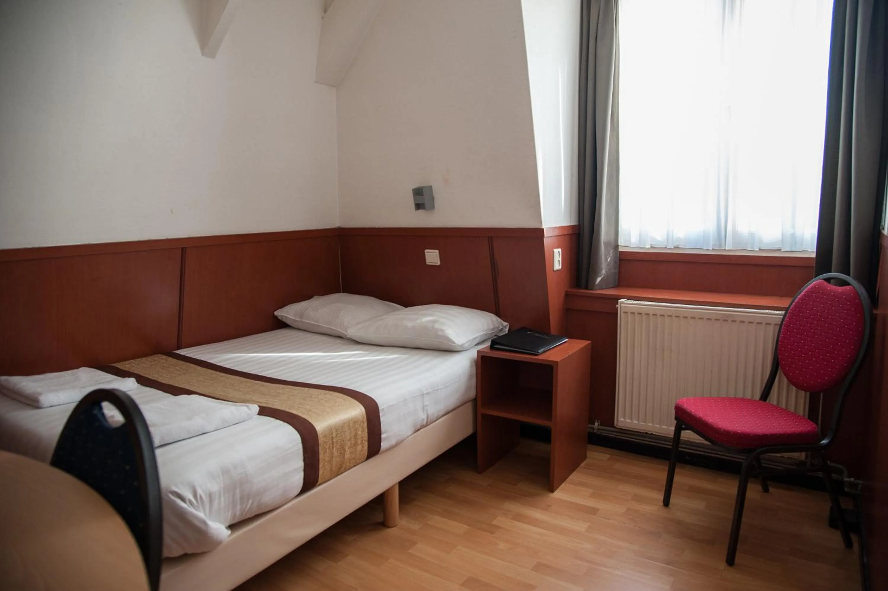 Photo of the whole room, Bed in Hotel Continental Amsterdam