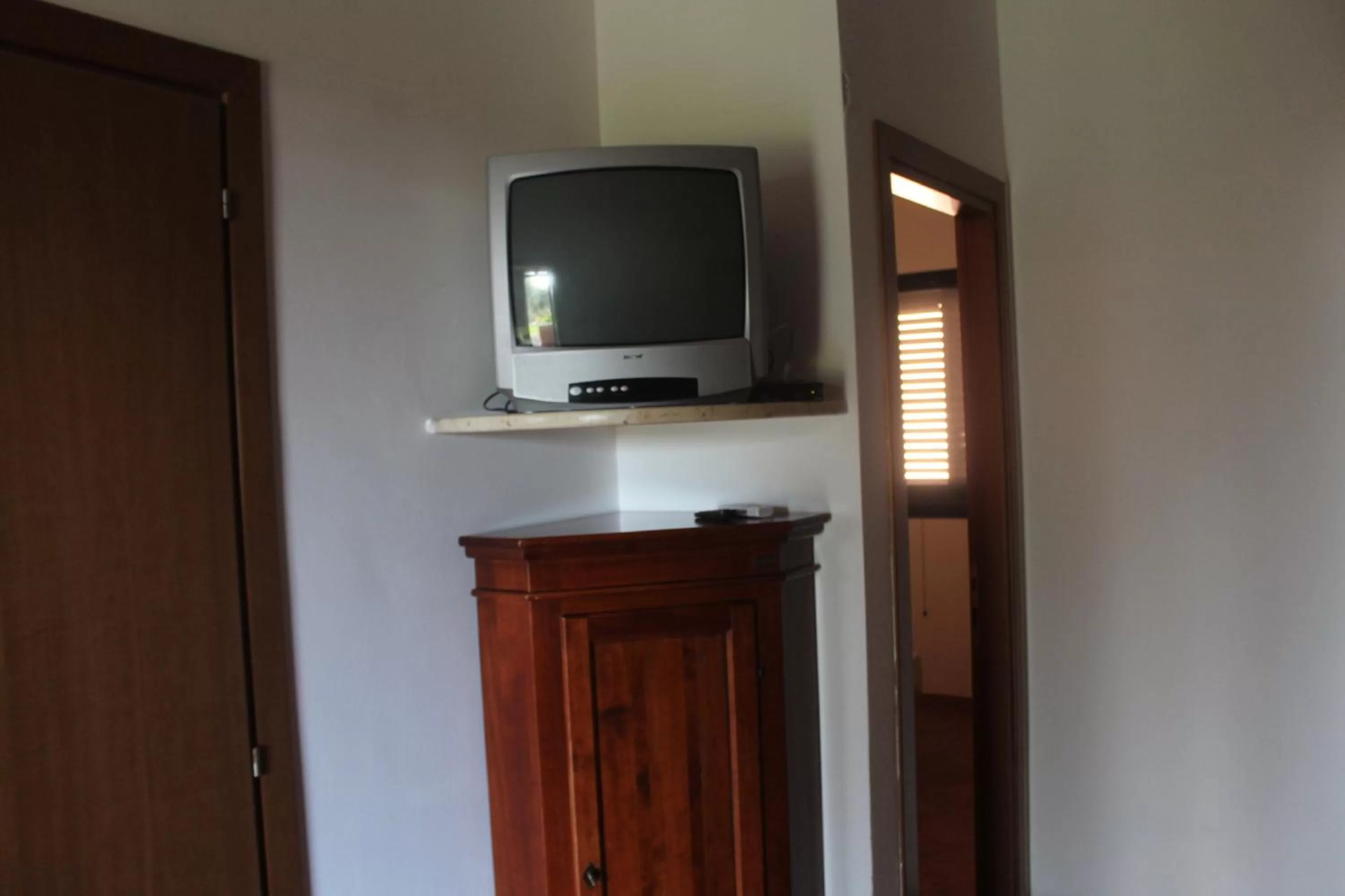 Shower, TV/Entertainment Center in Residence Hotel Torresilvana