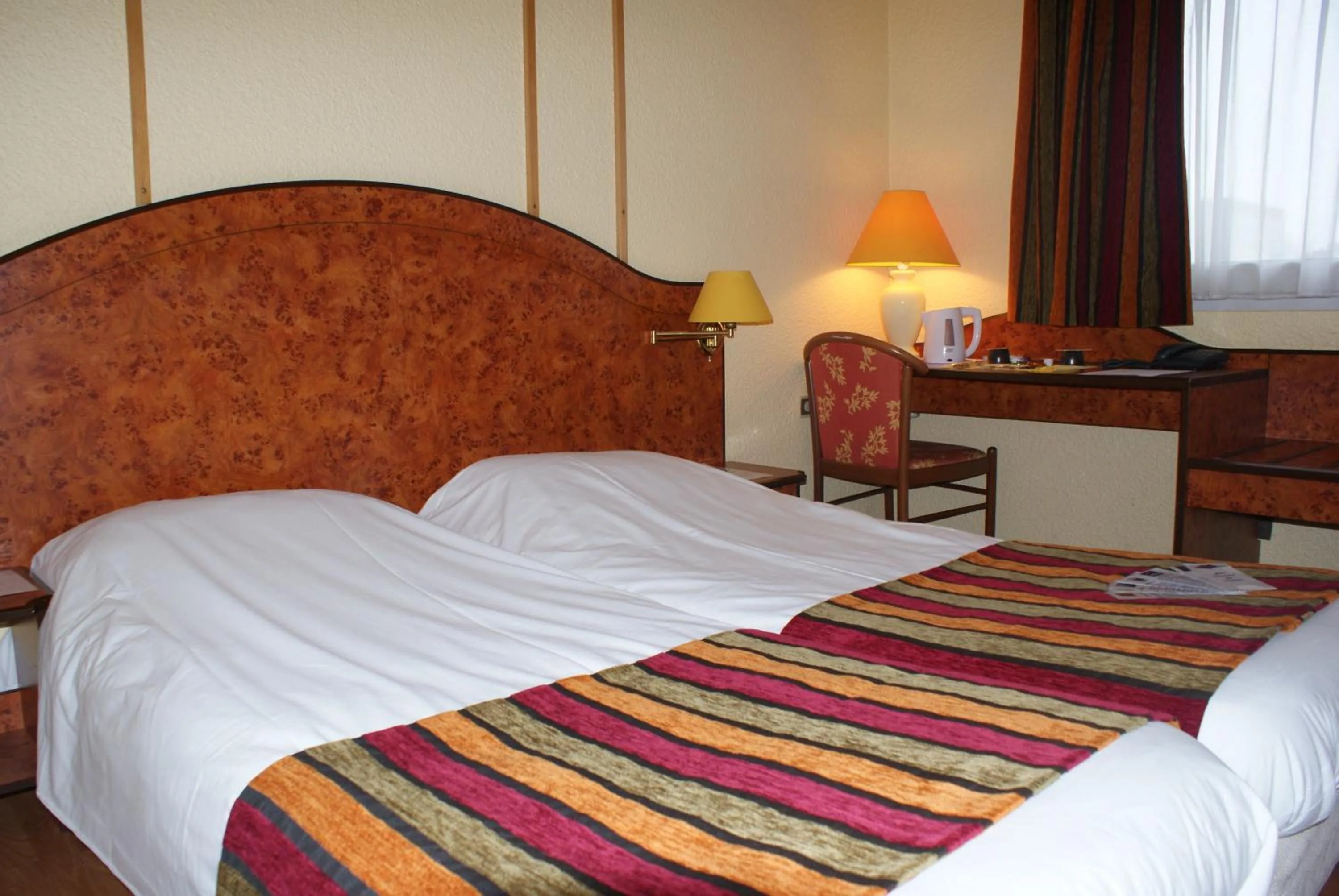 Bed in Logis Cottage Hôtel