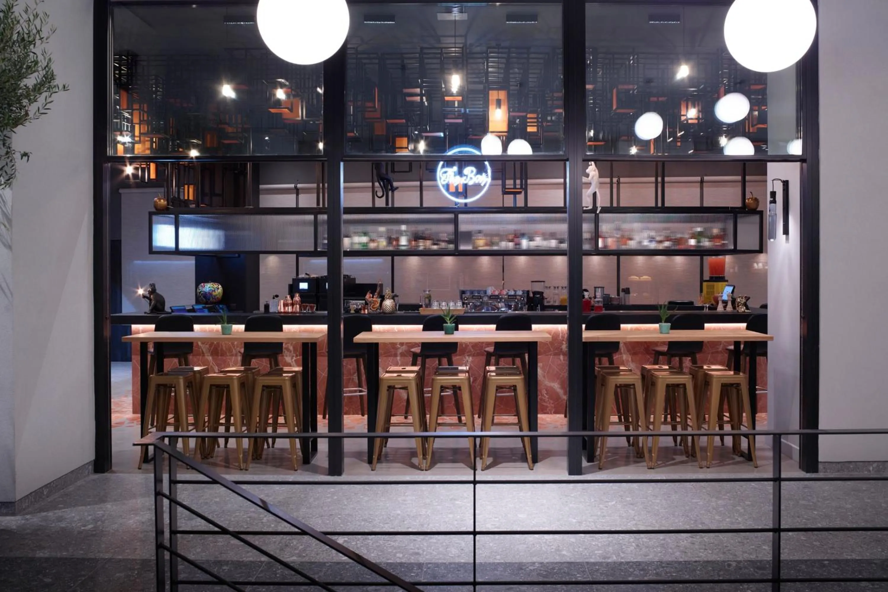 Lounge or bar in Moxy Athens City