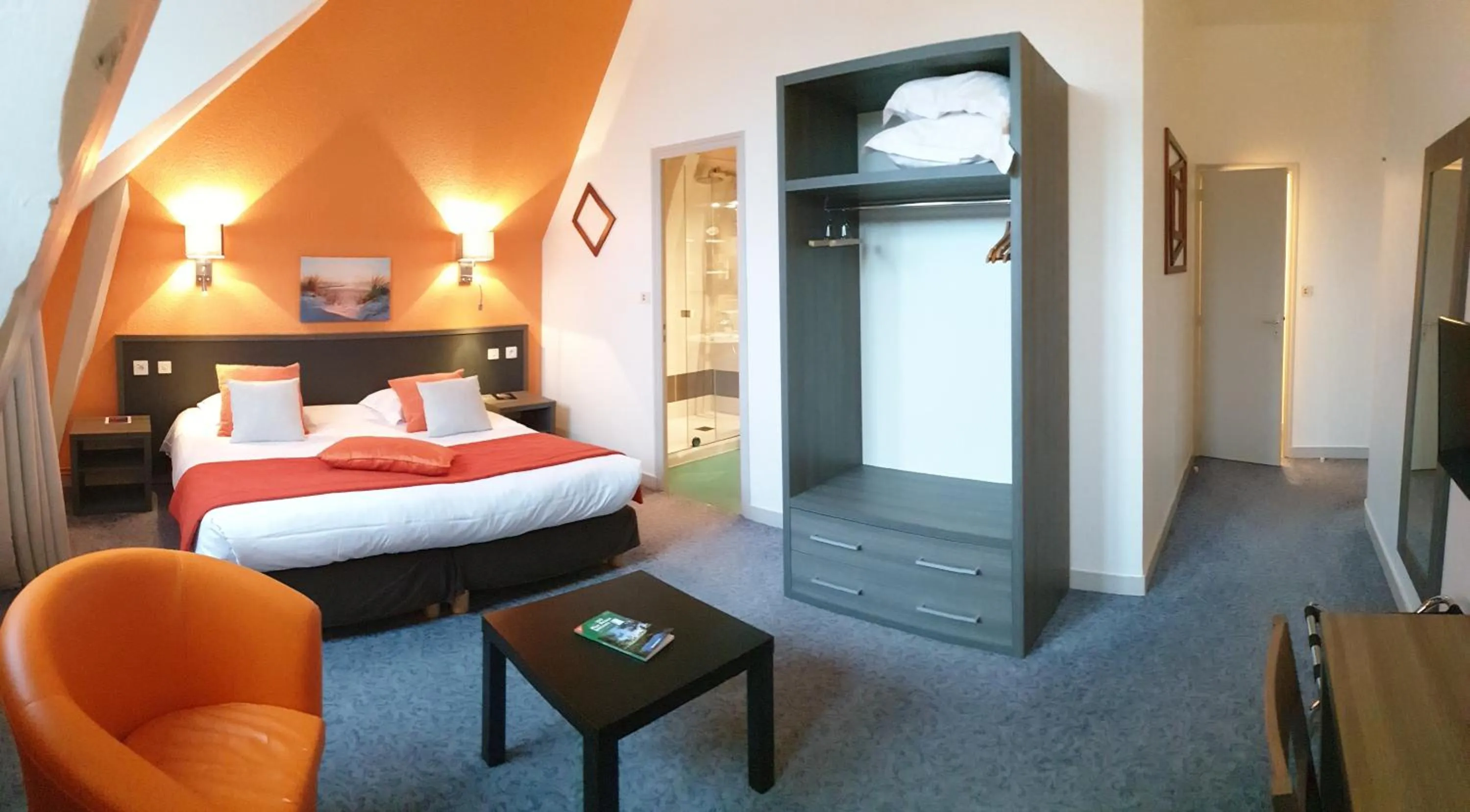 Photo of the whole room, Bed in Hôtel Le Rohan Charme et Caractère