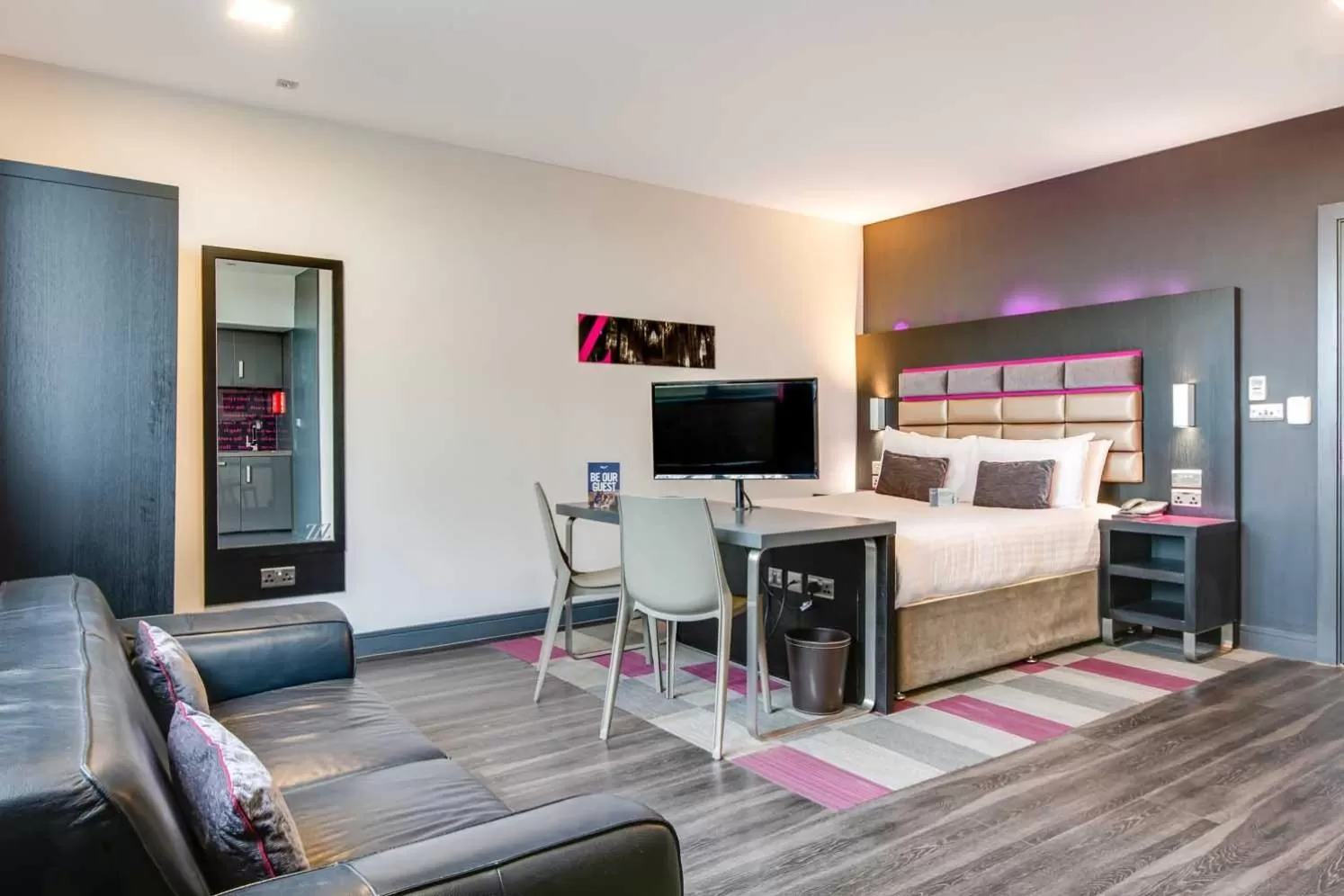 Bedroom, Bed in Roomzzz Chester City