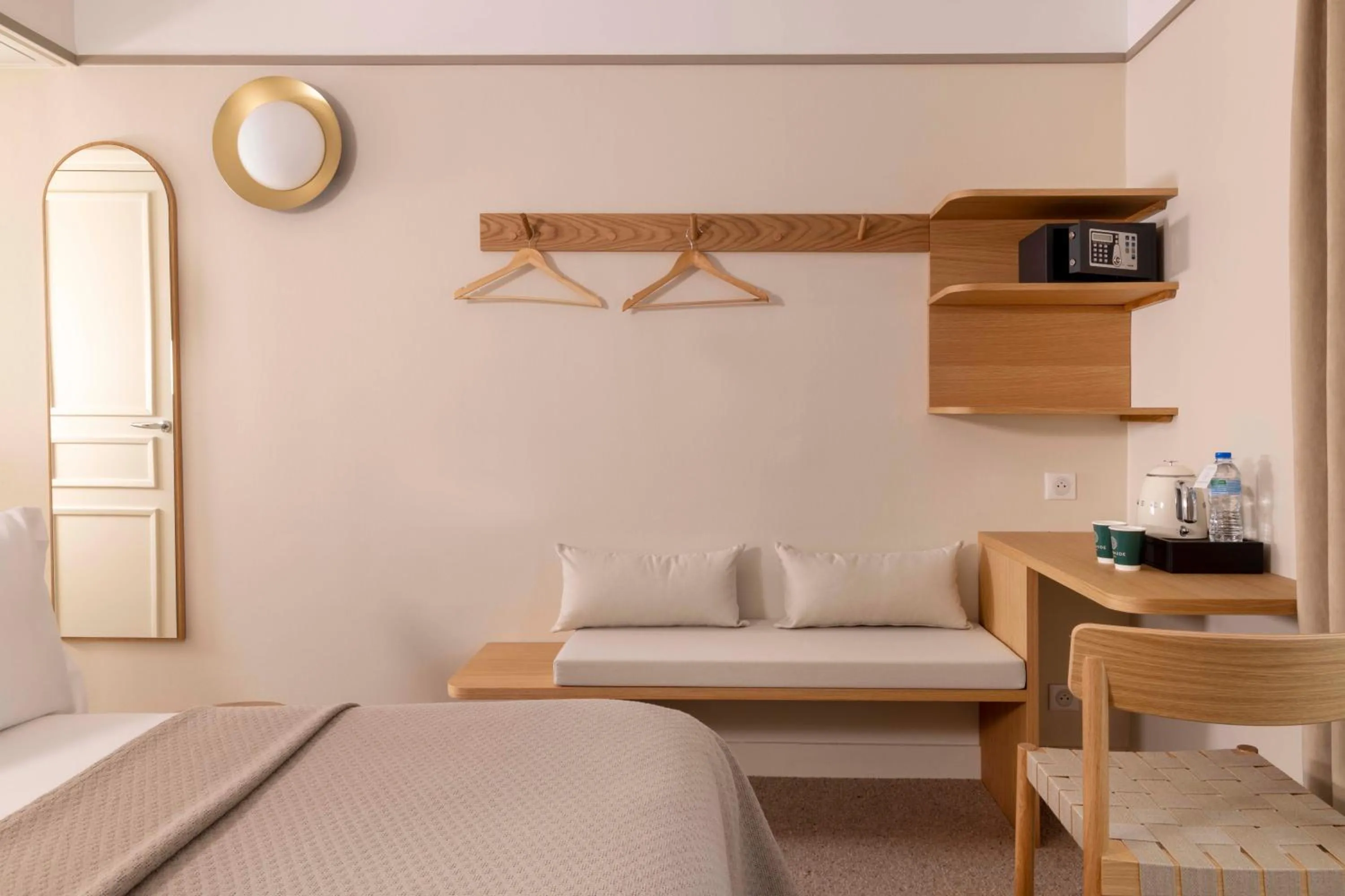 Bedroom, Bed in Hôtel Joe M