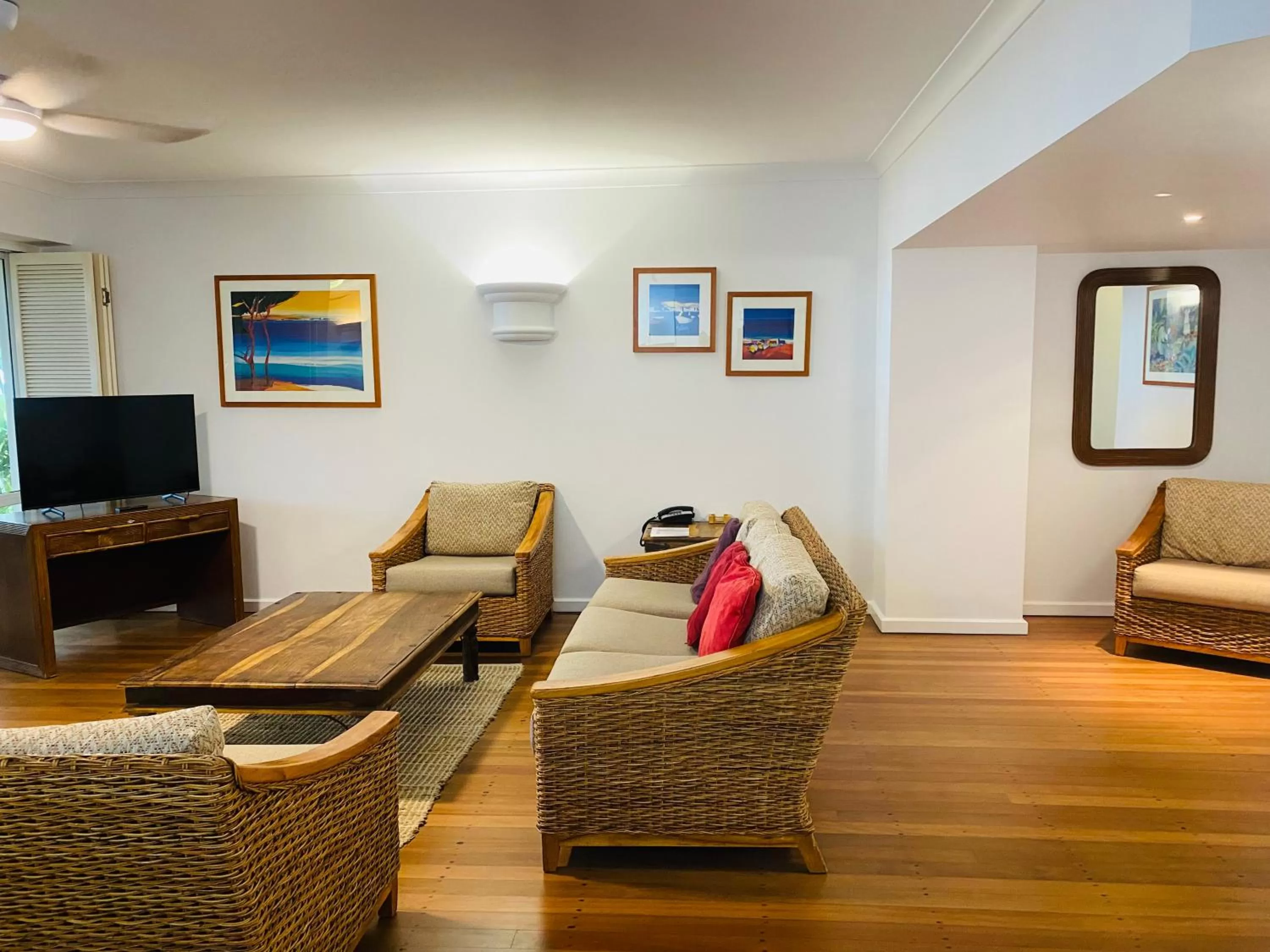 TV and multimedia in BeachView Apartments at Villa Paradiso