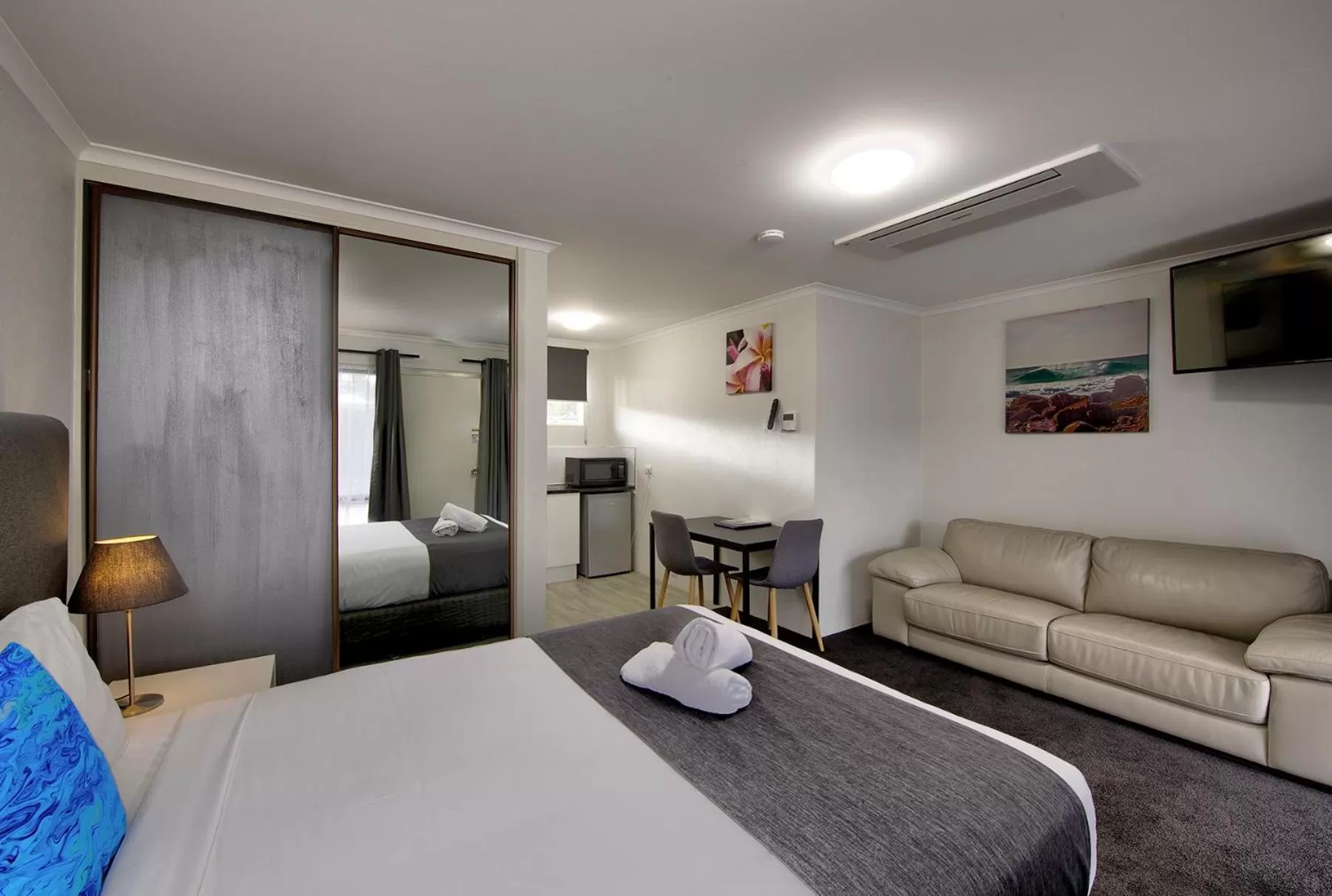 Guests, Bed in Frankston Motel