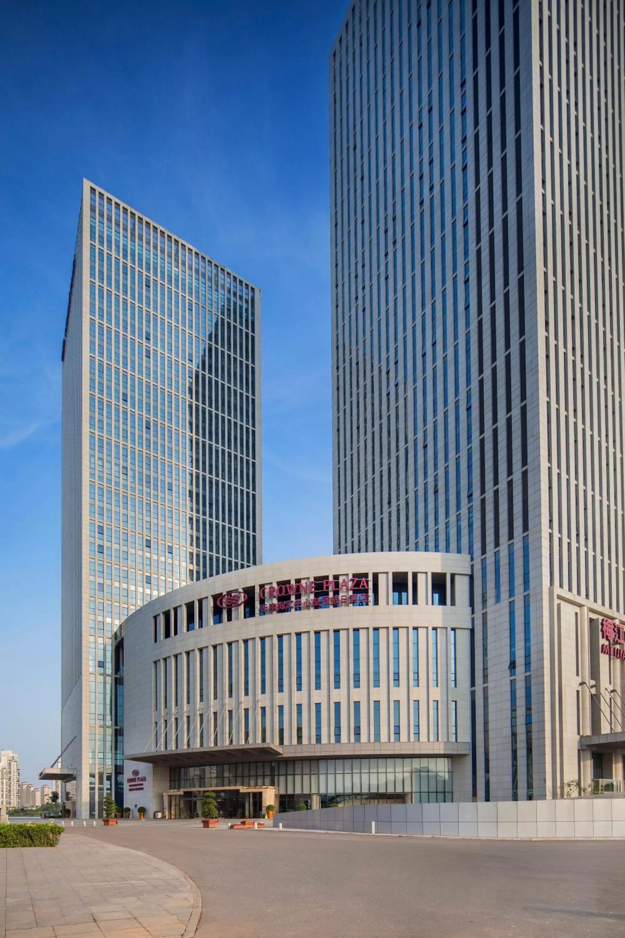 Property building in Crowne Plaza Tianjin Meijiangnan by IHG