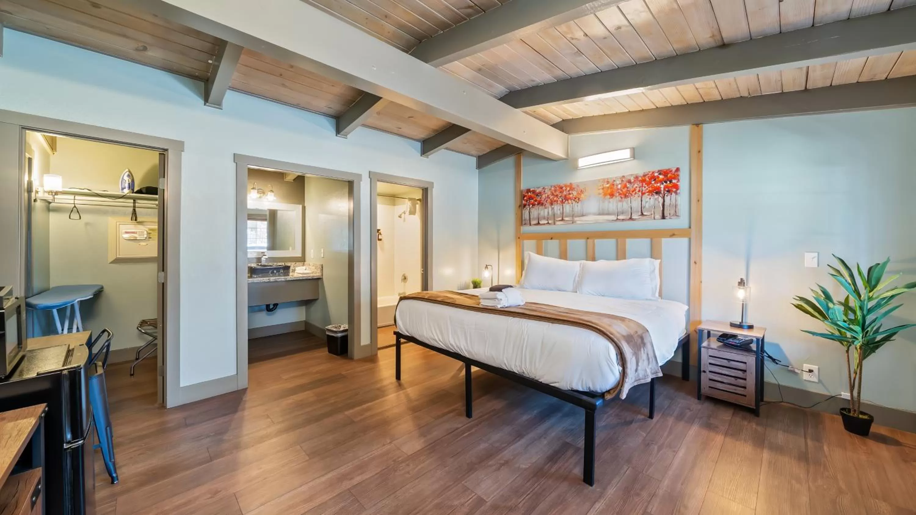 Photo of the whole room, Bed in Blue Jay Lodge