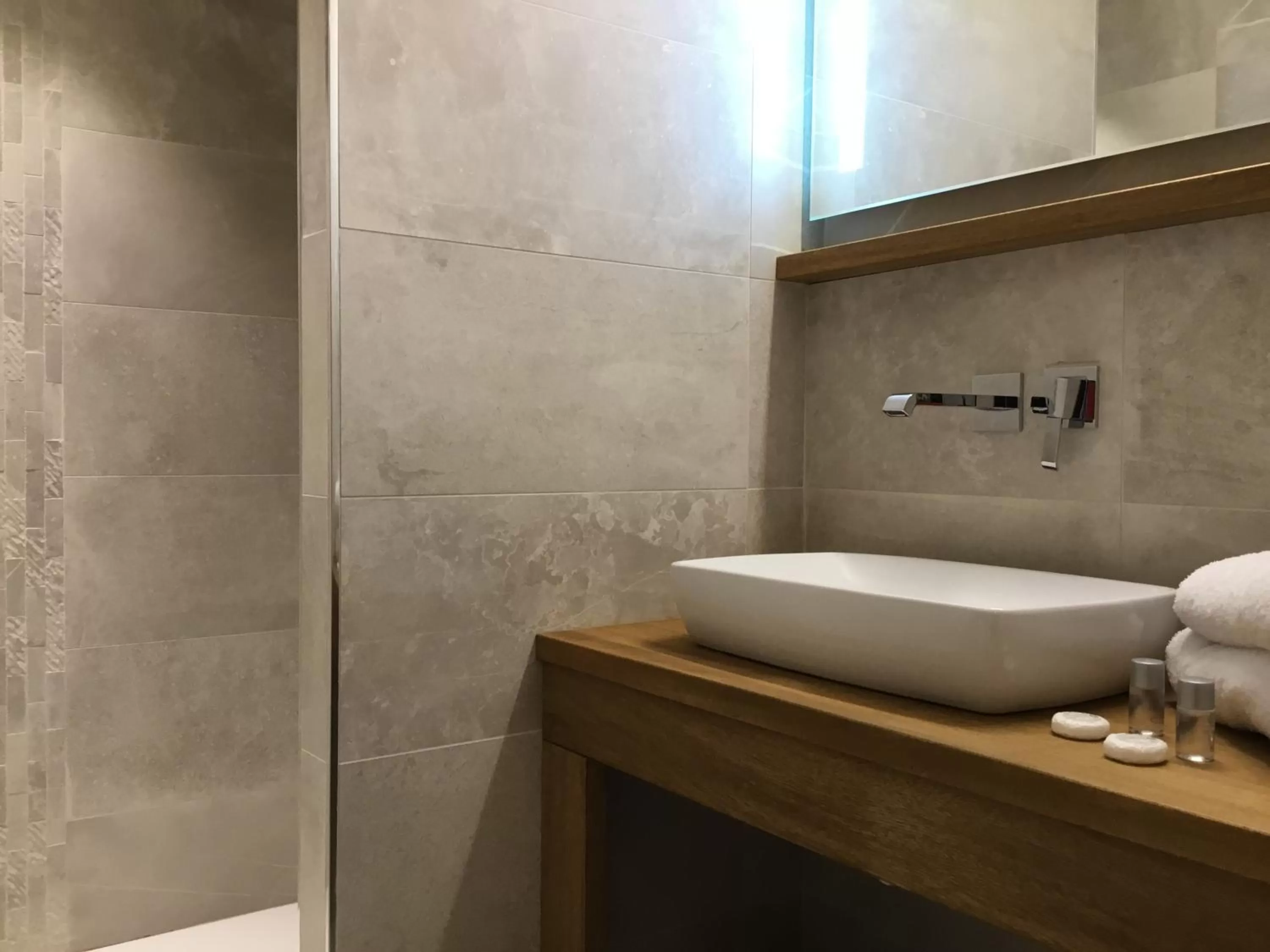 Bathroom in Best Western L'Aquarium Arras Nord