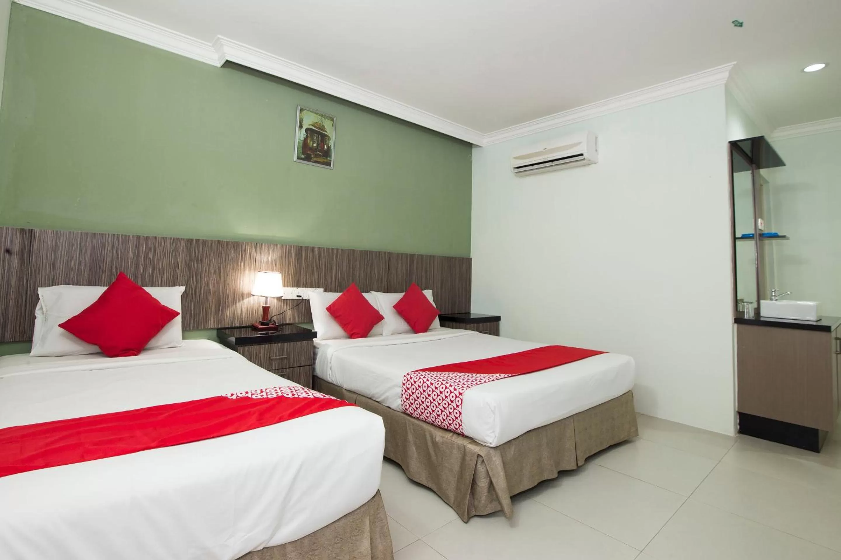 Bedroom, Bed in Crystal City Hotel