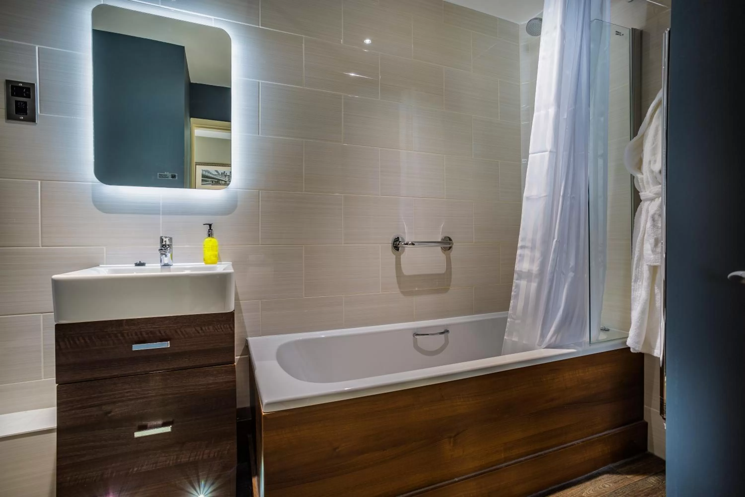 Bathroom in The Castle Hotel, Conwy, North Wales - The Coaching Inn Group
