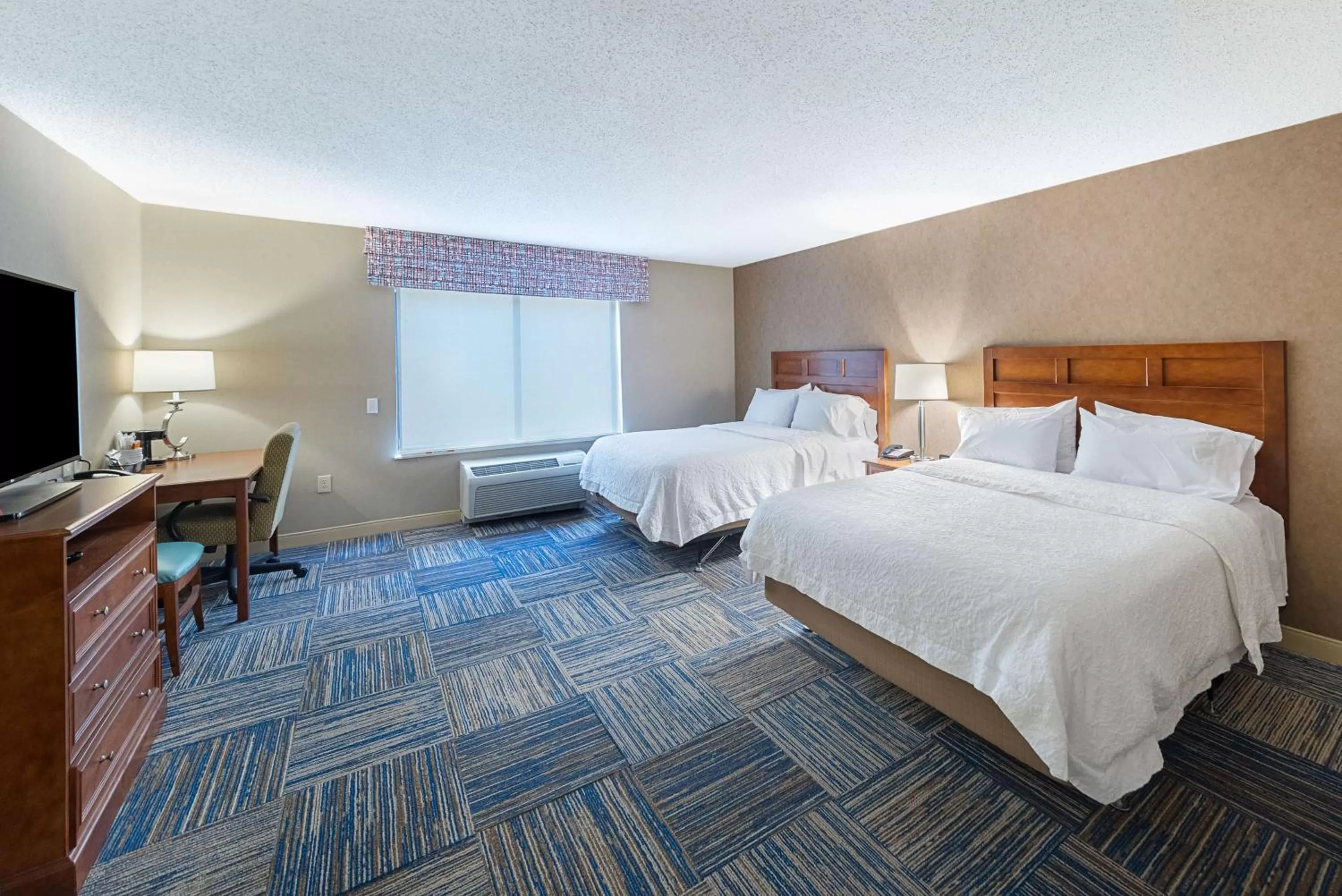 Bedroom, Bed in Hampton Inn Greenfield