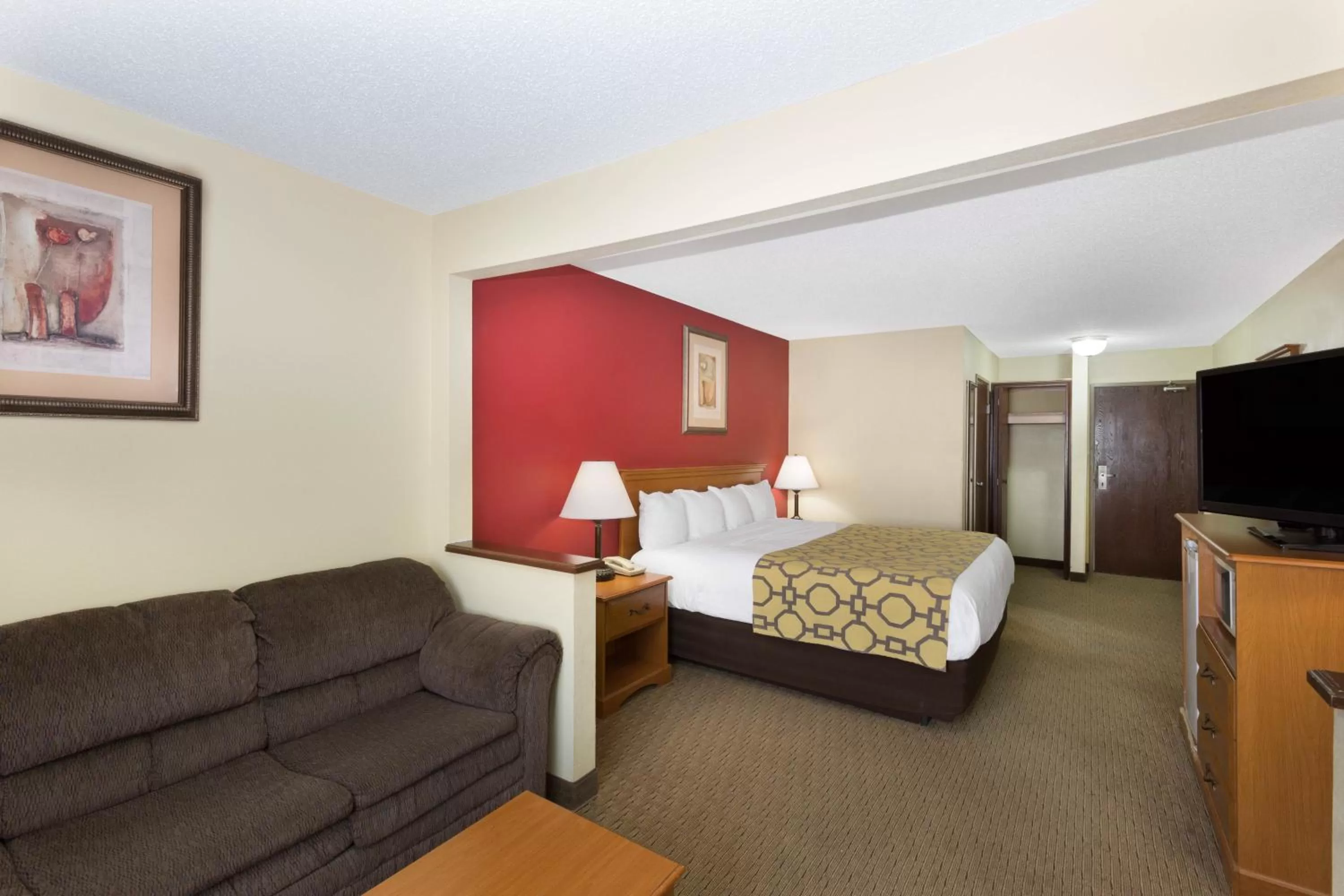 Photo of the whole room, Bed in Baymont by Wyndham Fort Dodge