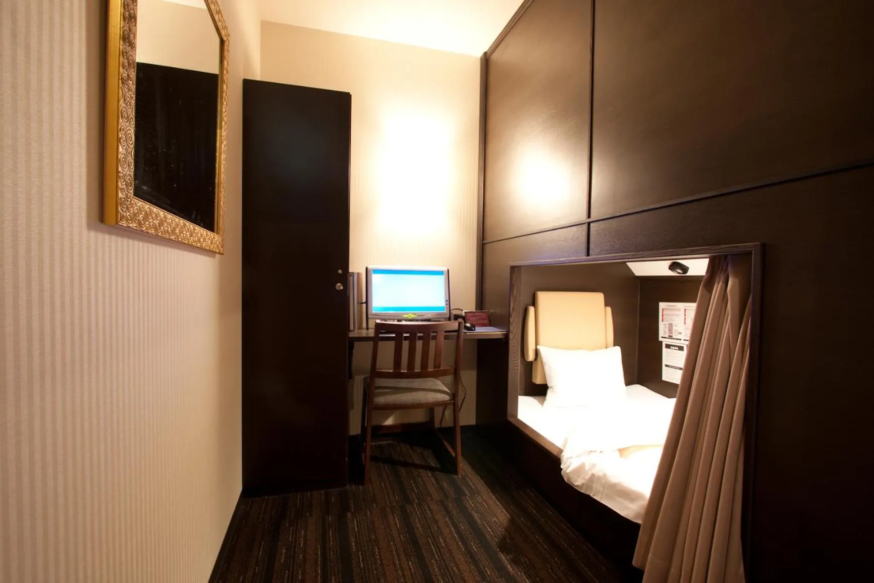 Bed in HEARTS Capsule Hotel & Spa Nakasu -Male only-