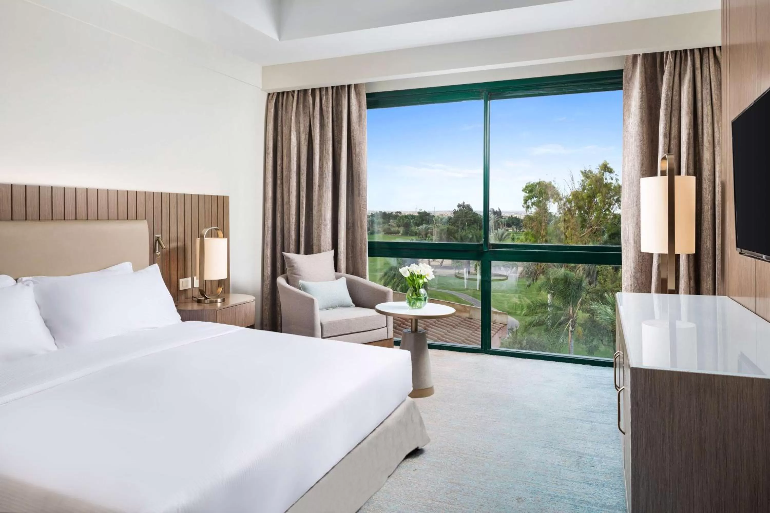 Coffee/tea facilities, Bed in Hilton Pyramids Golf