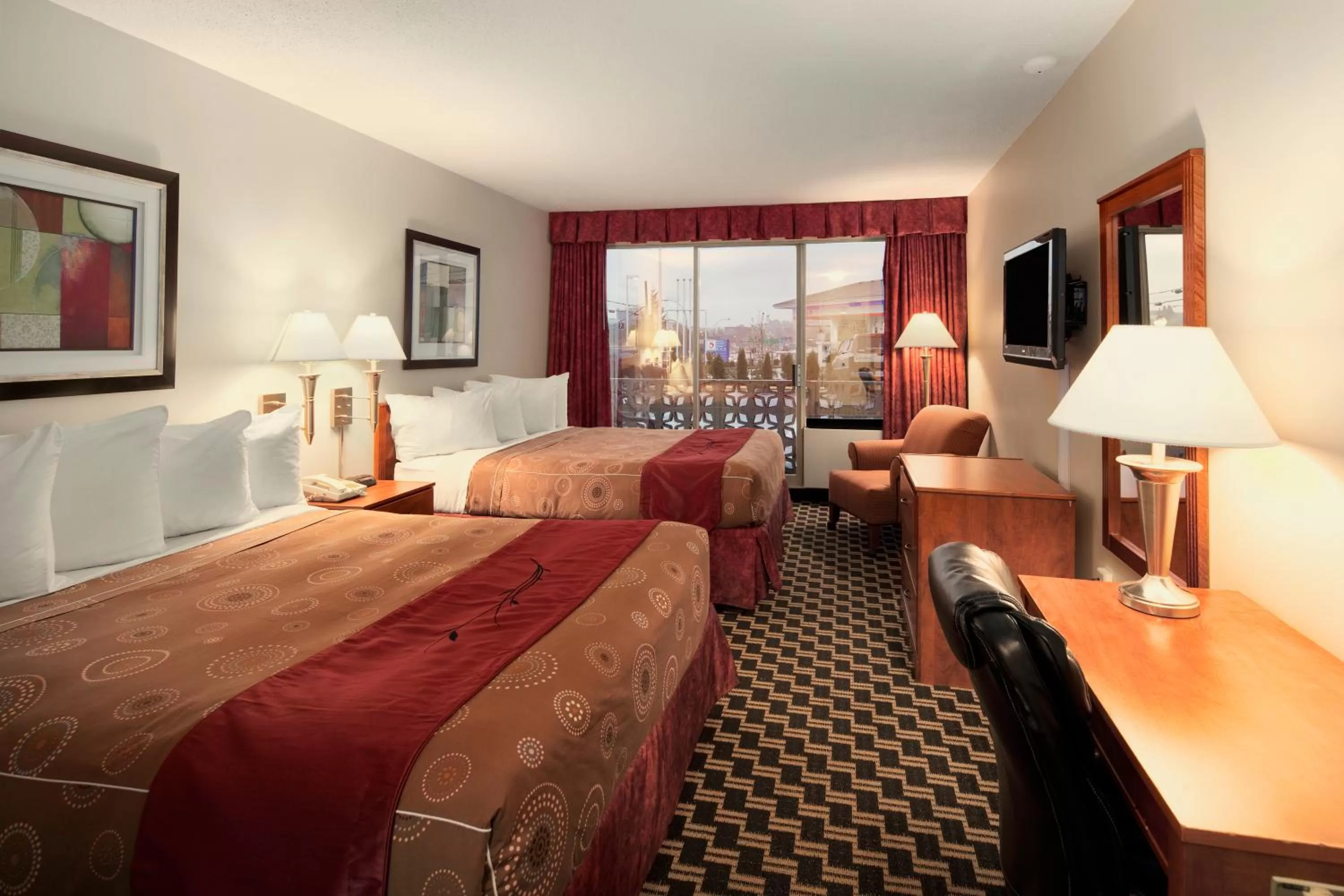 Photo of the whole room, Bed in Travelodge by Wyndham Nanaimo