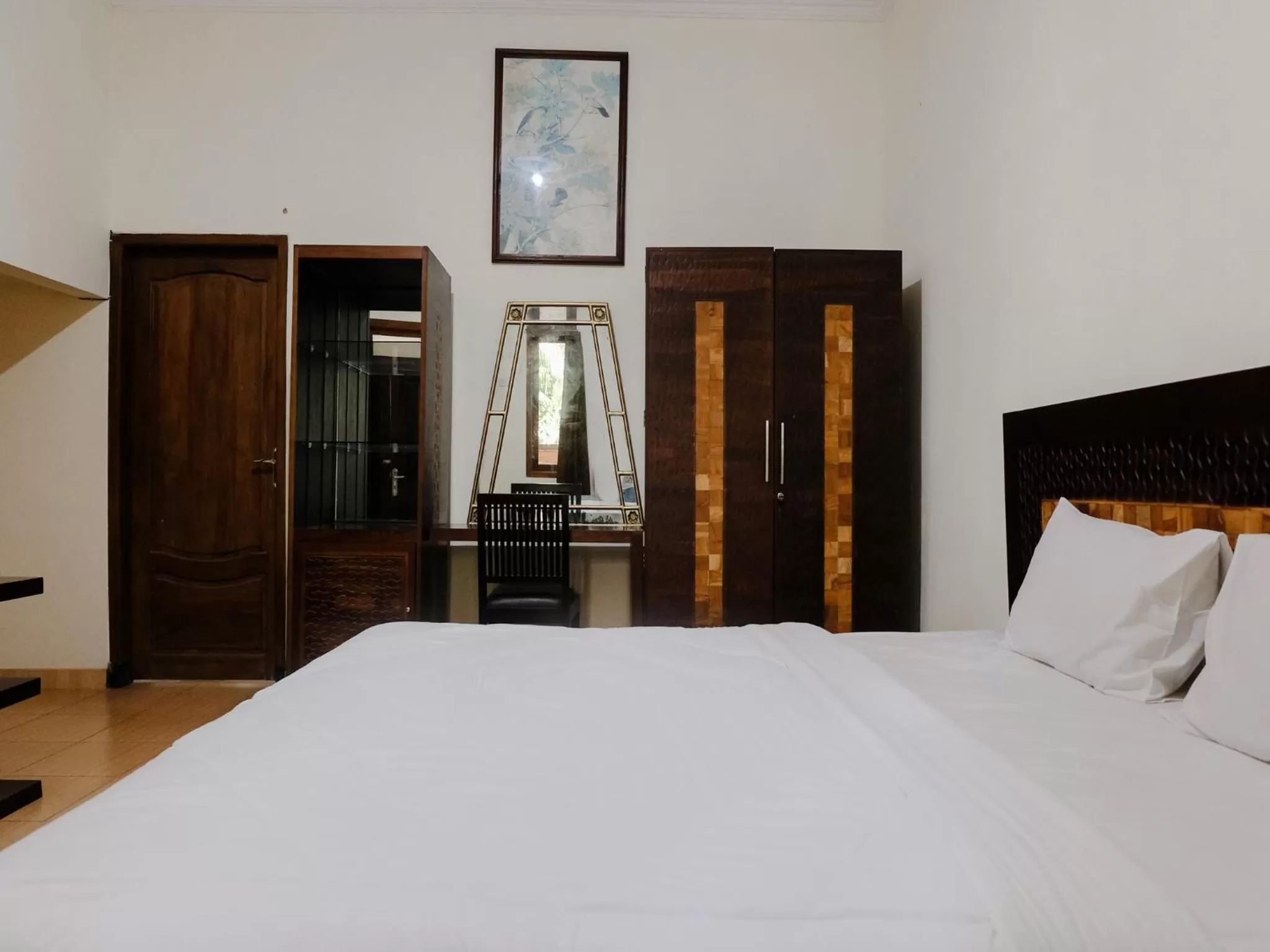 Photo of the whole room, Bed in Hotel Mahkota Plengkung by ecommerceloka