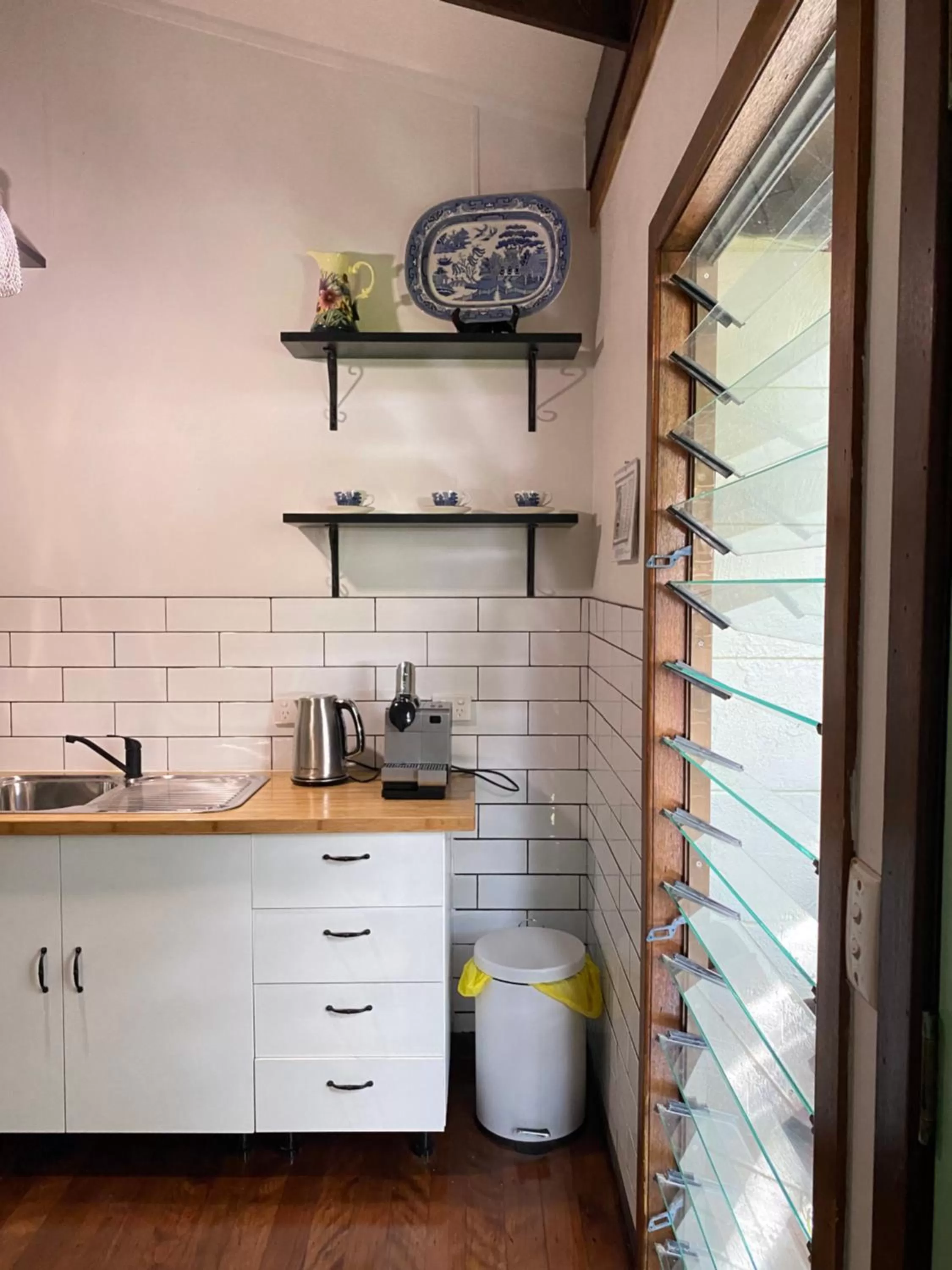 Kitchen or kitchenette in Oskar's Rain Forest Retreat