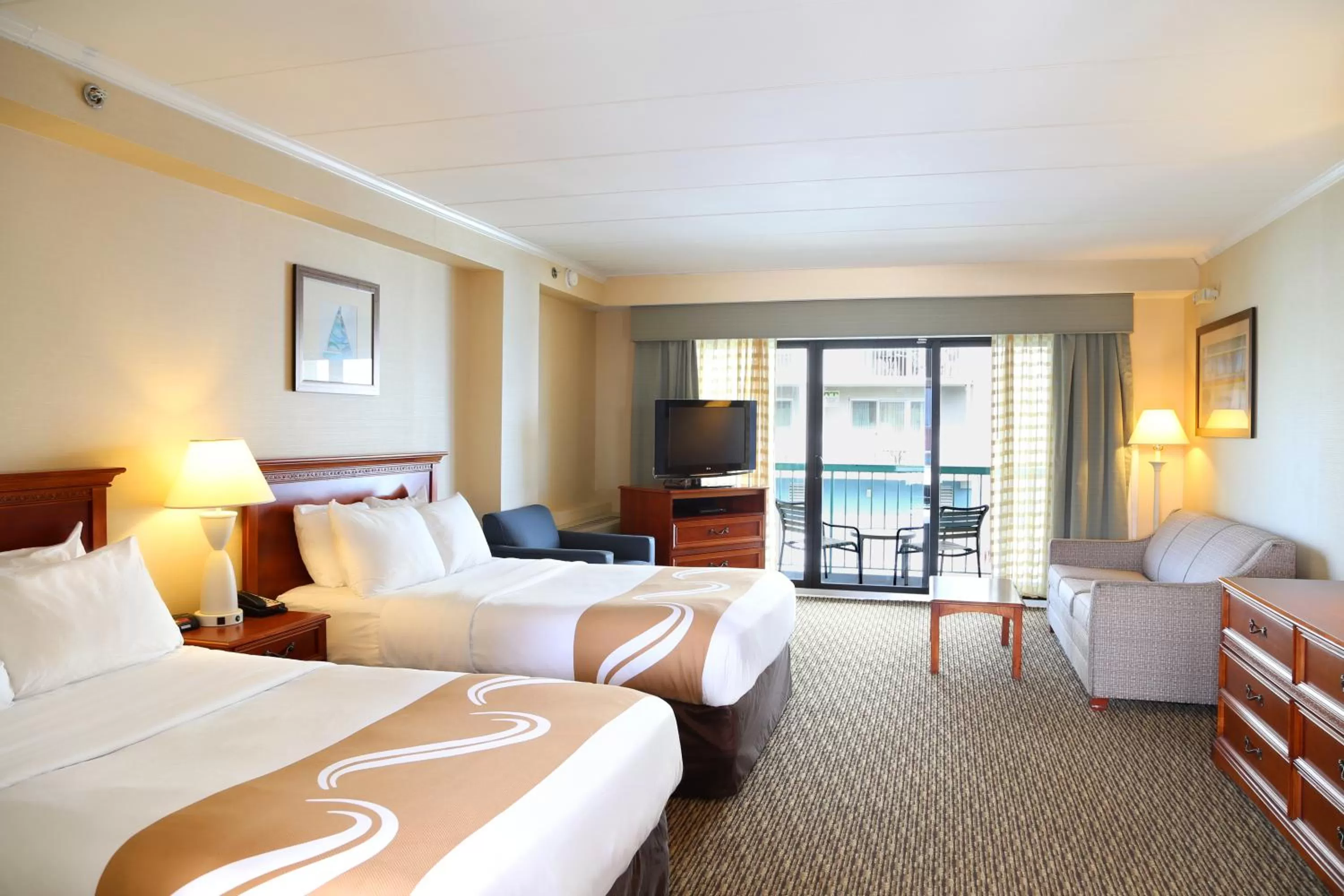 Living room, Bed in Quality Inn Boardwalk