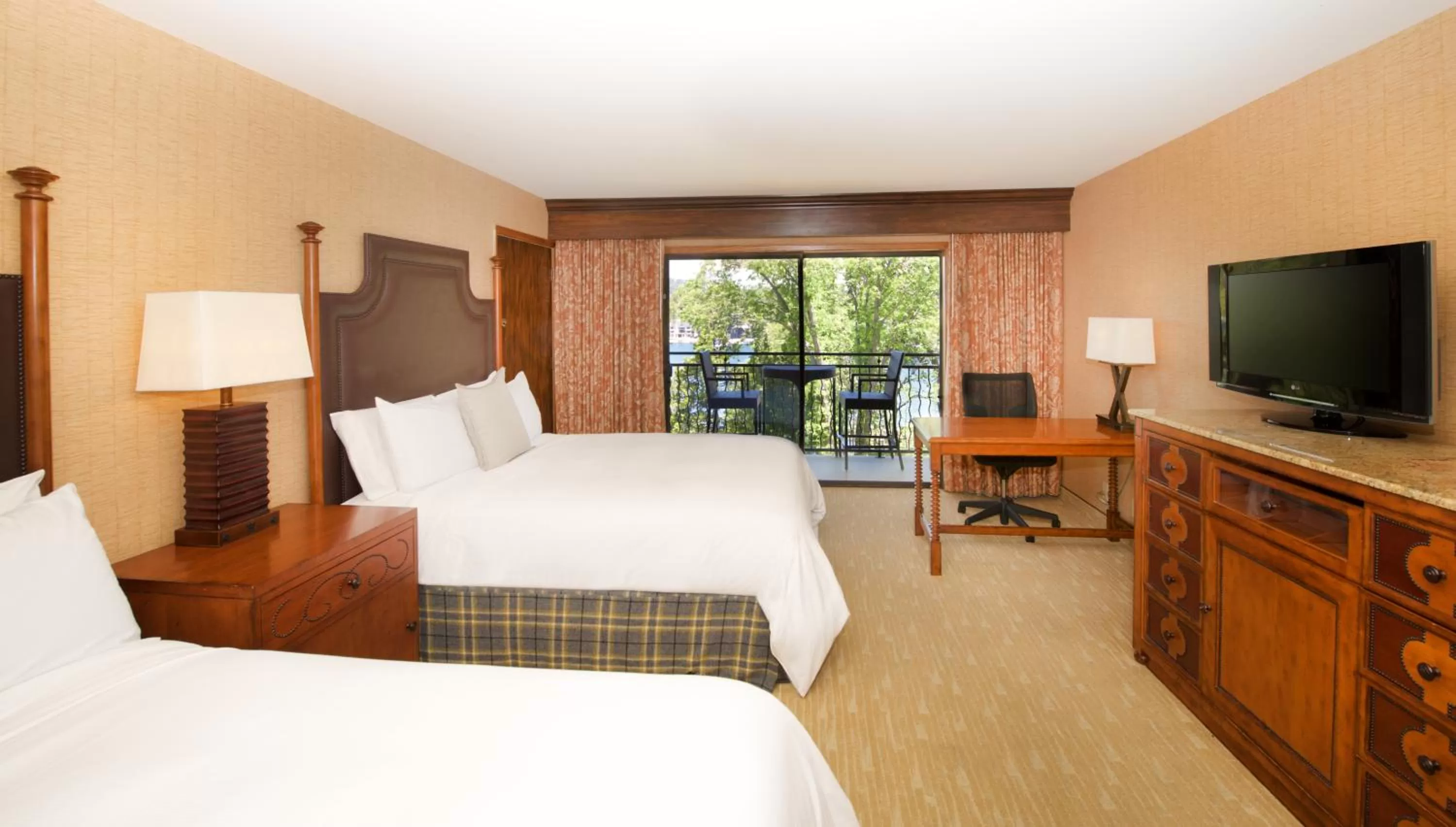 Lake view, Bed in Lake Arrowhead Resort & Spa