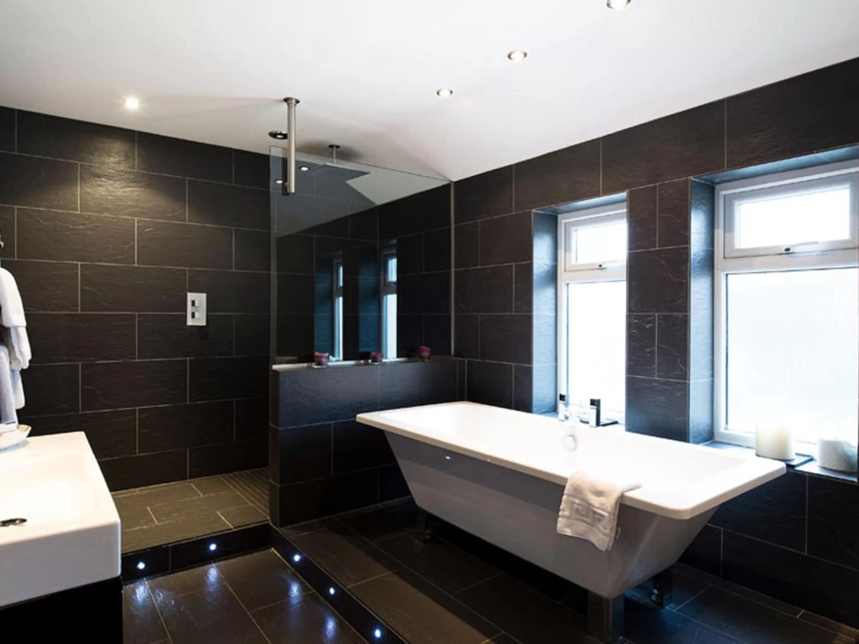 Bathroom, Bed in Hotel Wrexham